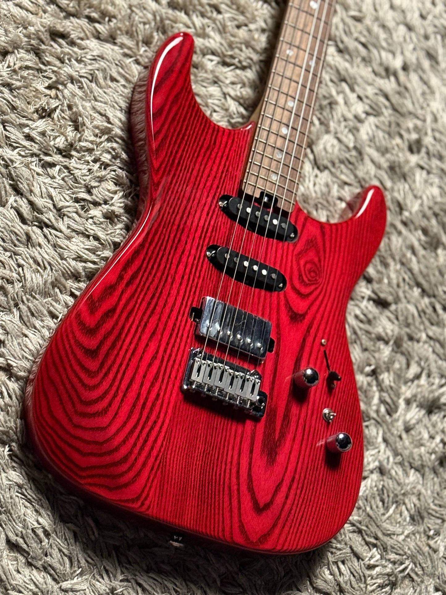 Soloking MS-1 Custom ในสีม่วงแดงใสพร้อมคอไม้เมเปิ้ลย่างและตัวไม้แอช 