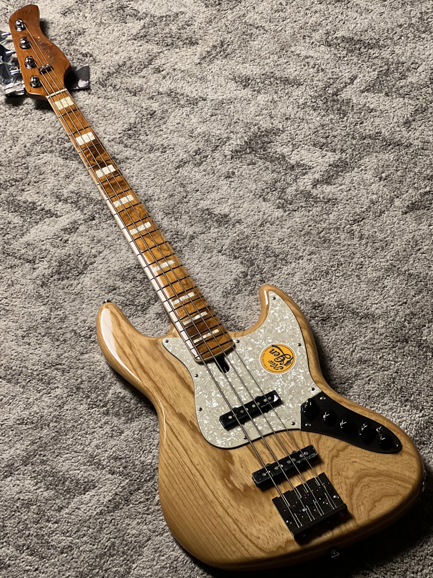 Sire Marcus Miller V8 SWAMP ASH 4 String in Natural w/Bag