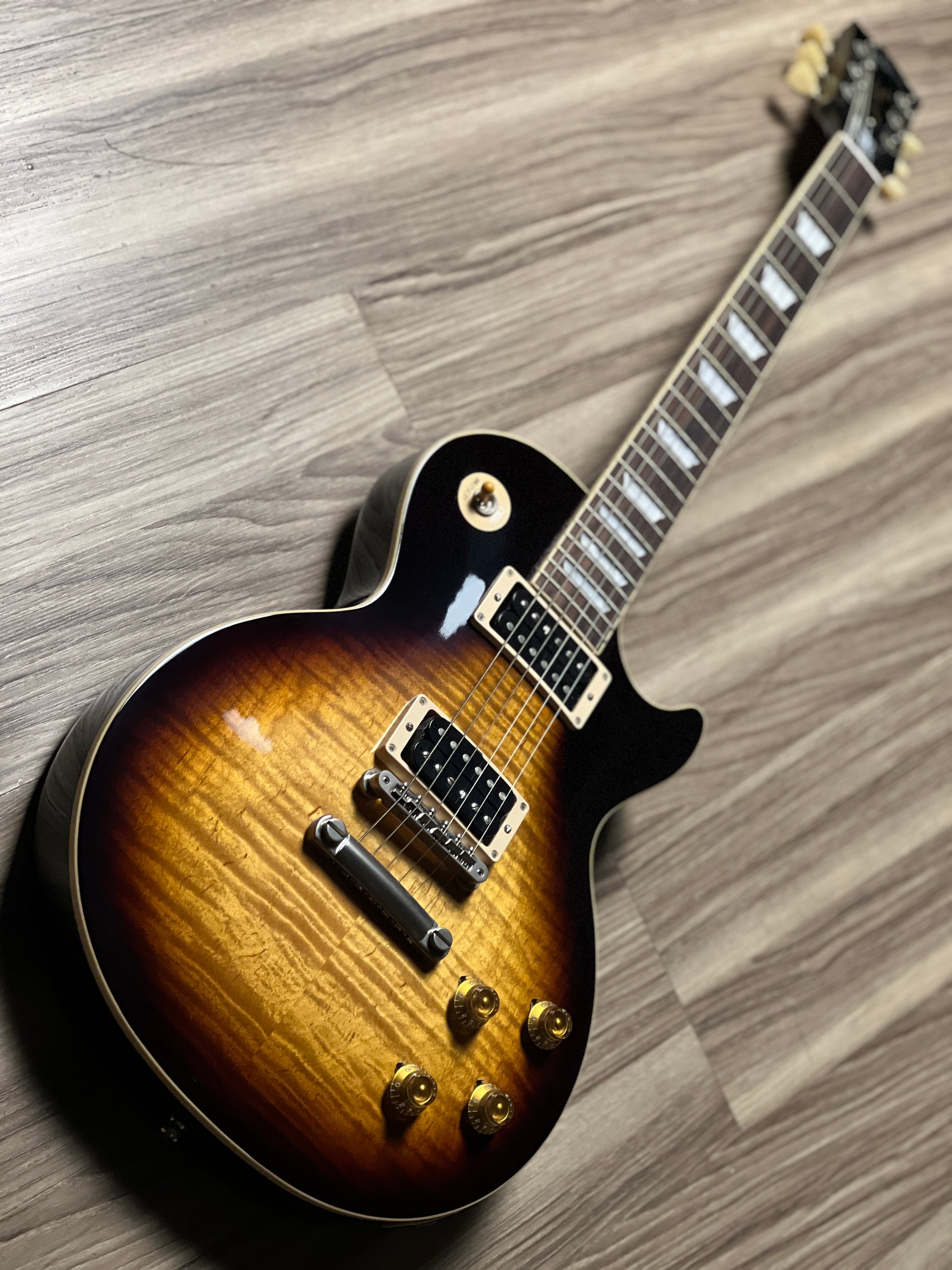 gibson slash tobacco burst It's so Beautiful...| 2008 Collection Antique Vintage Sunburst Les Paul its sublime sound comes from Custom Burstbucker Alnico II pickups Gibson Slash Signature Les Paul