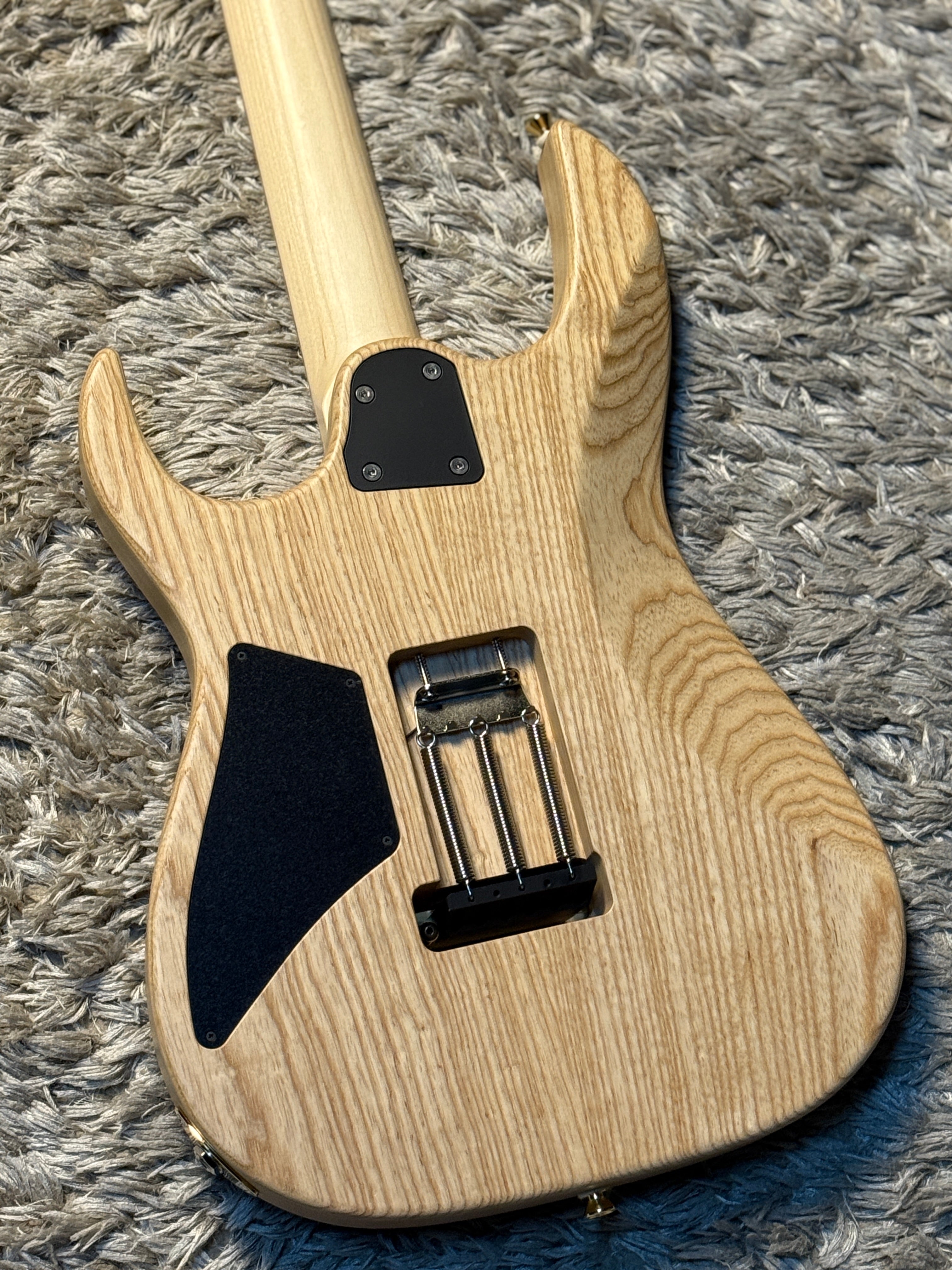 Saito S-624 SSH with Hard Maple and Gold Hardware in Kunzite