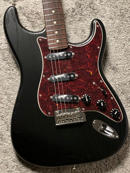 Fender MIJ Limited Stratocaster with RW FB in Raw Ash Black JD25011582