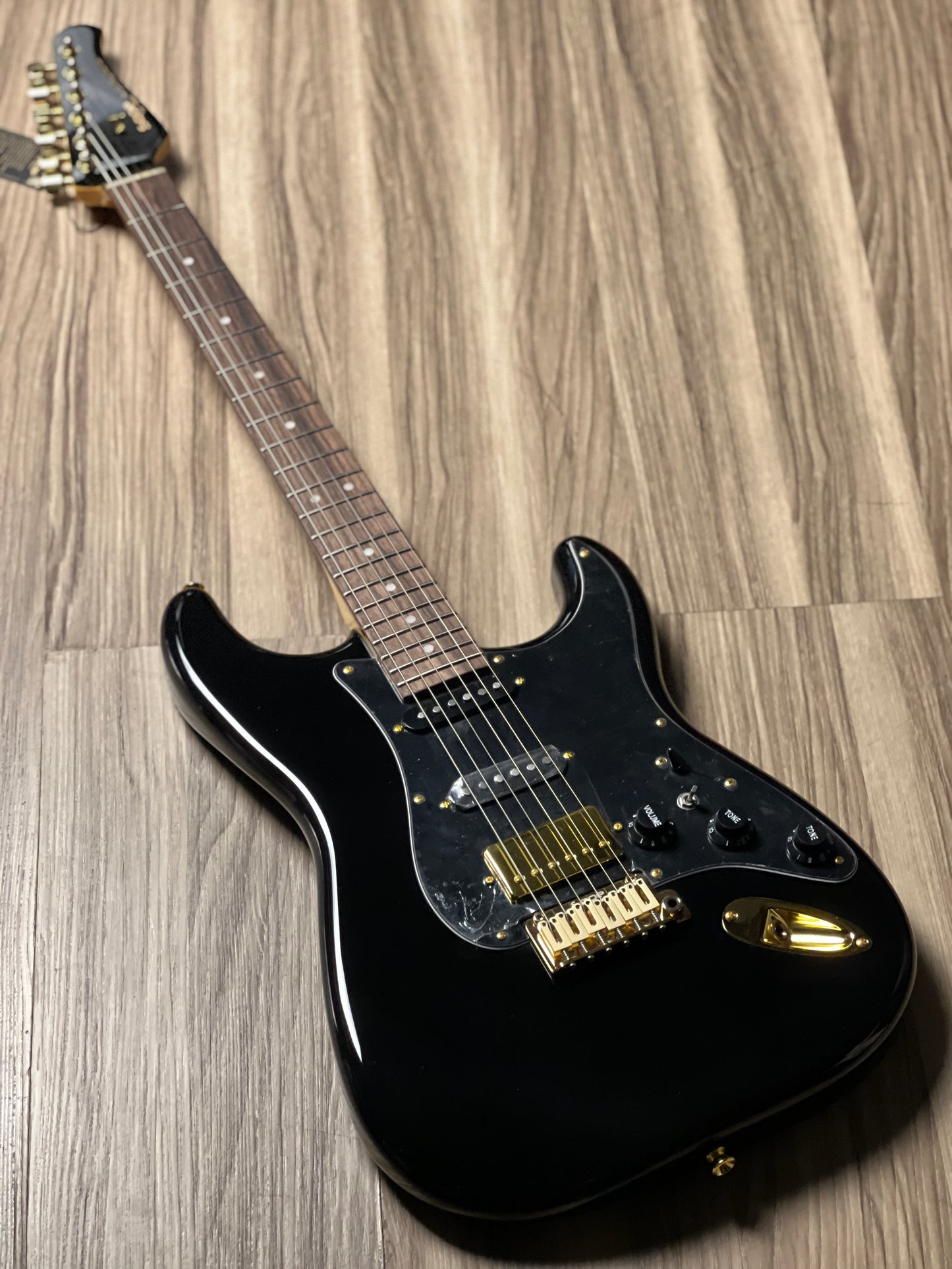 SQOE SEST1009 HSS Custom Shop Series in Black Beauty Gold Hardware Limited Edition with Hardshell Case