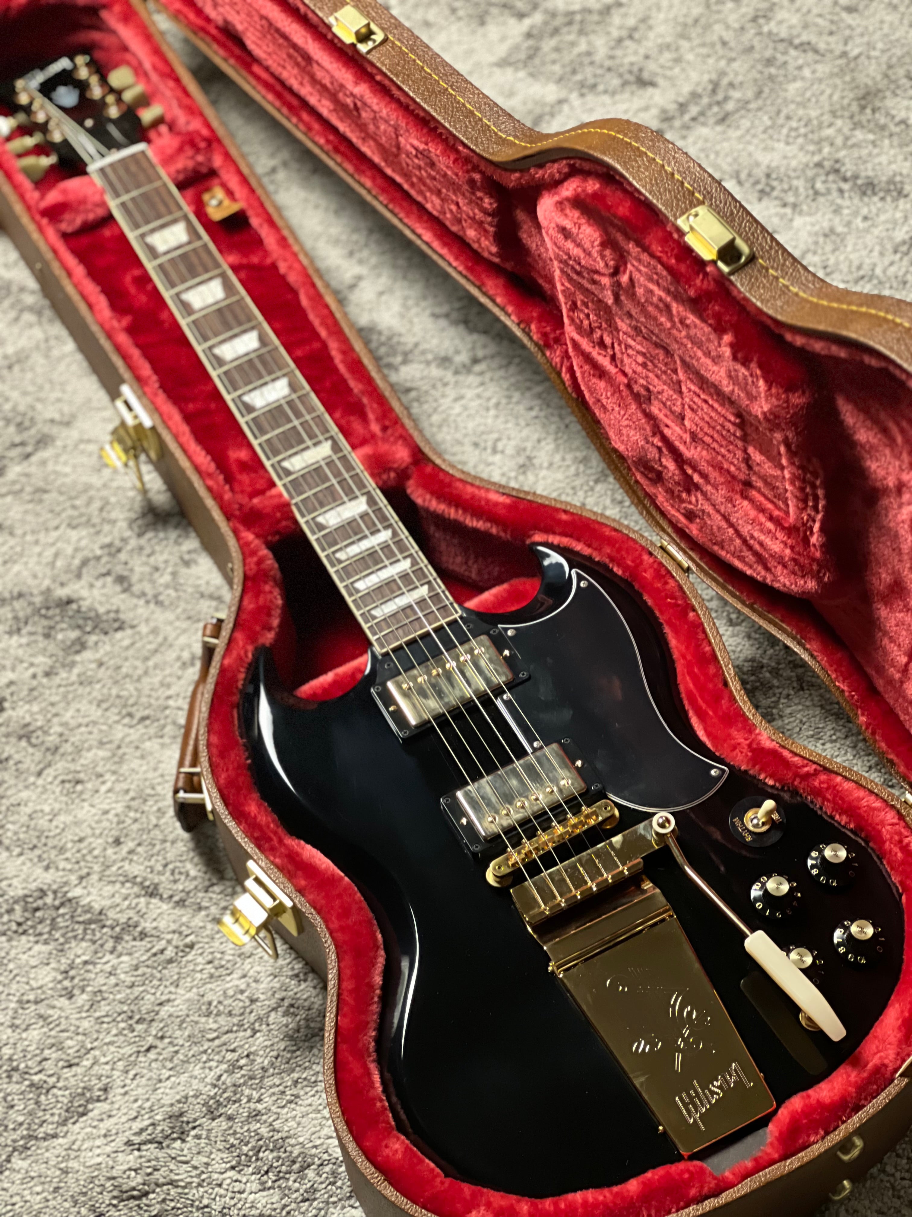 Gibson SG Standard '61 Maestro Vibrola T-Type in Ebony w/Case