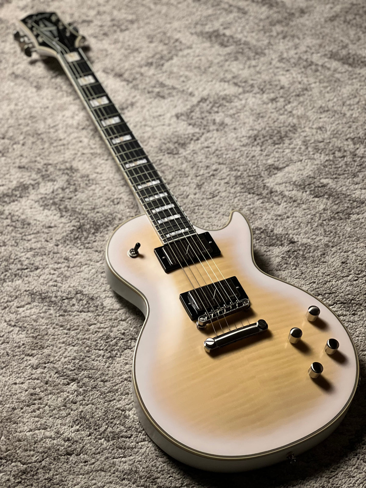 Epiphone Les Paul Prophecy Inspired by Gibson in Aged White Tiger