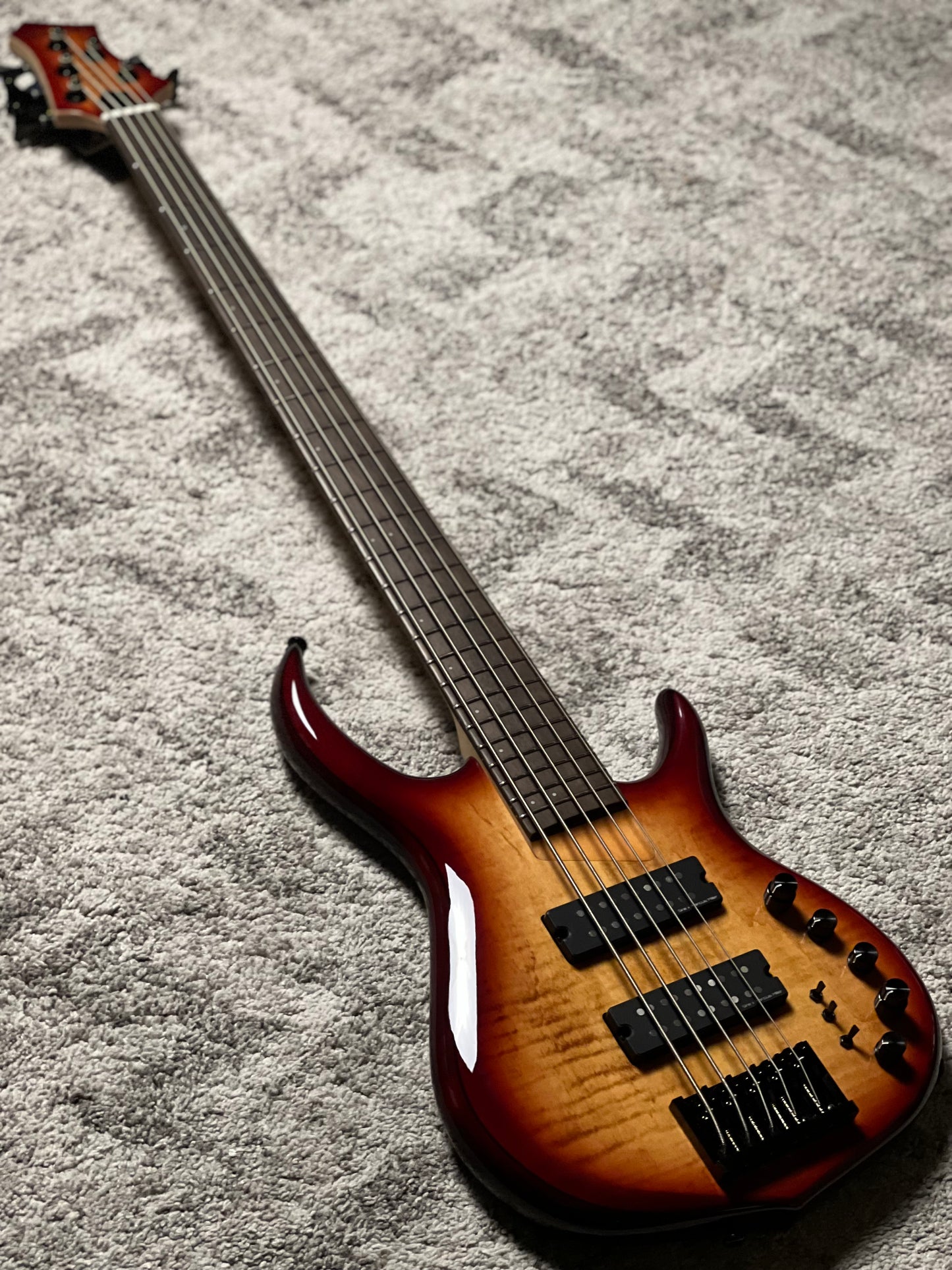Sire Marcus Miller M7-5 ST 2nd Gen + Solid Flame in Brown Sunburst