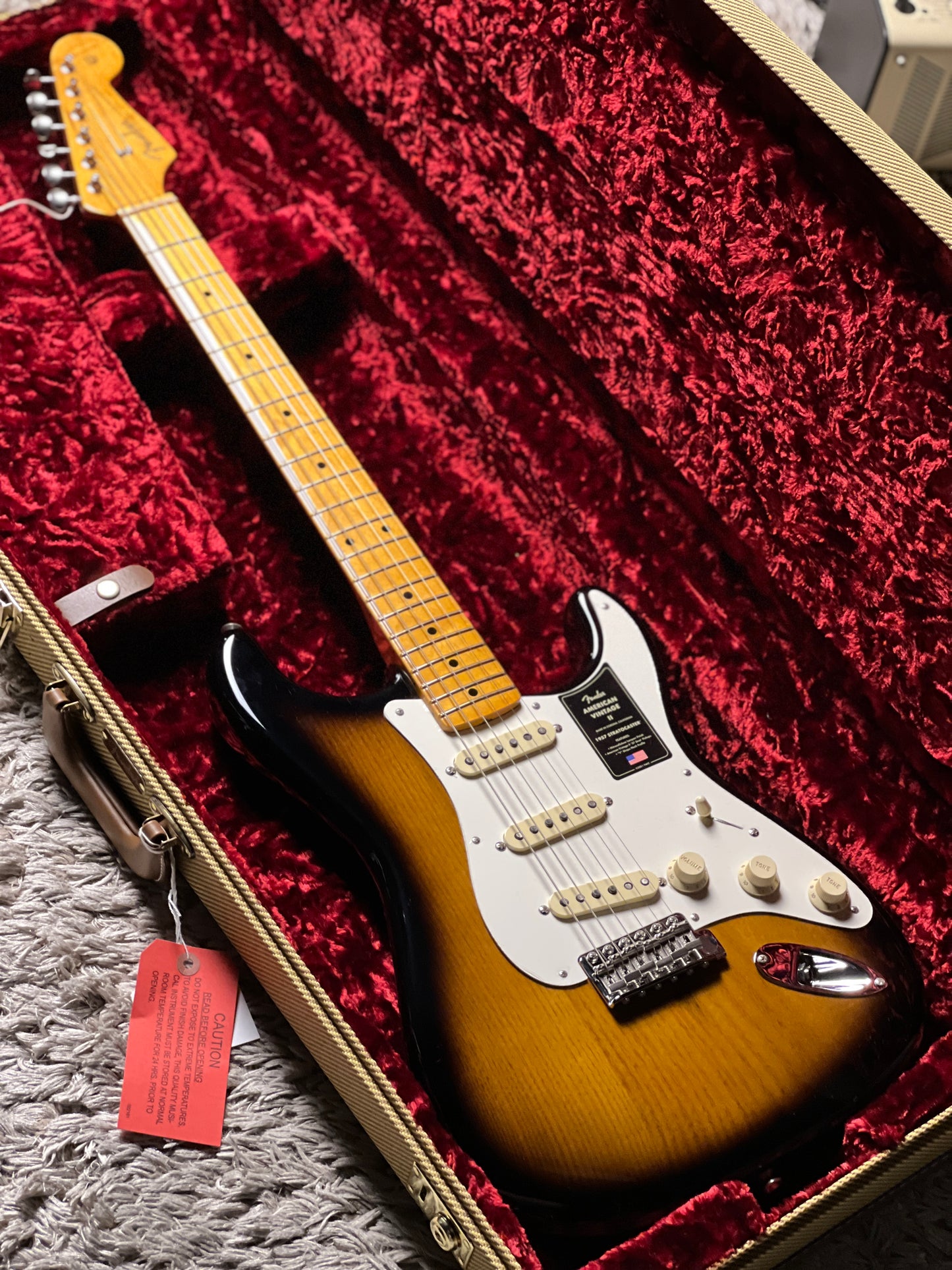 Fender American Vintage II 57 Stratocaster พร้อม Maple FB สี 2-Tone Sunburst