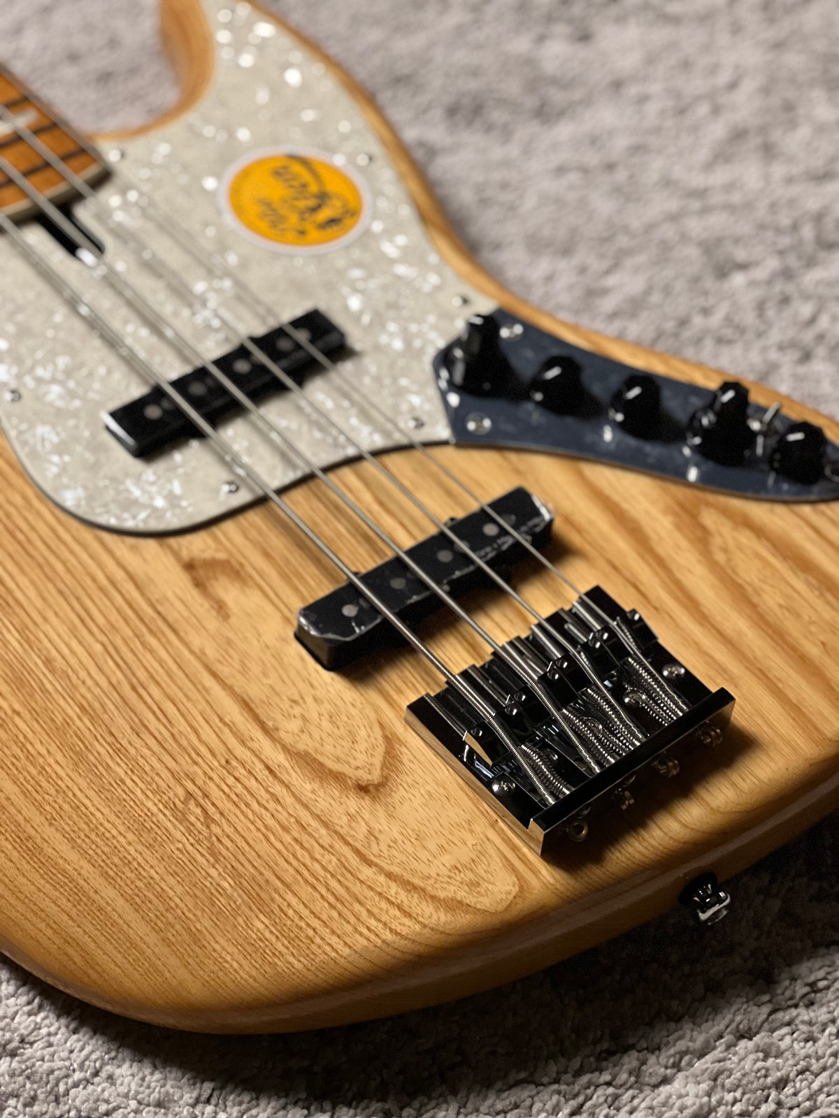 Sire Marcus Miller V8 SWAMP ASH 4 String in Natural w/Bag