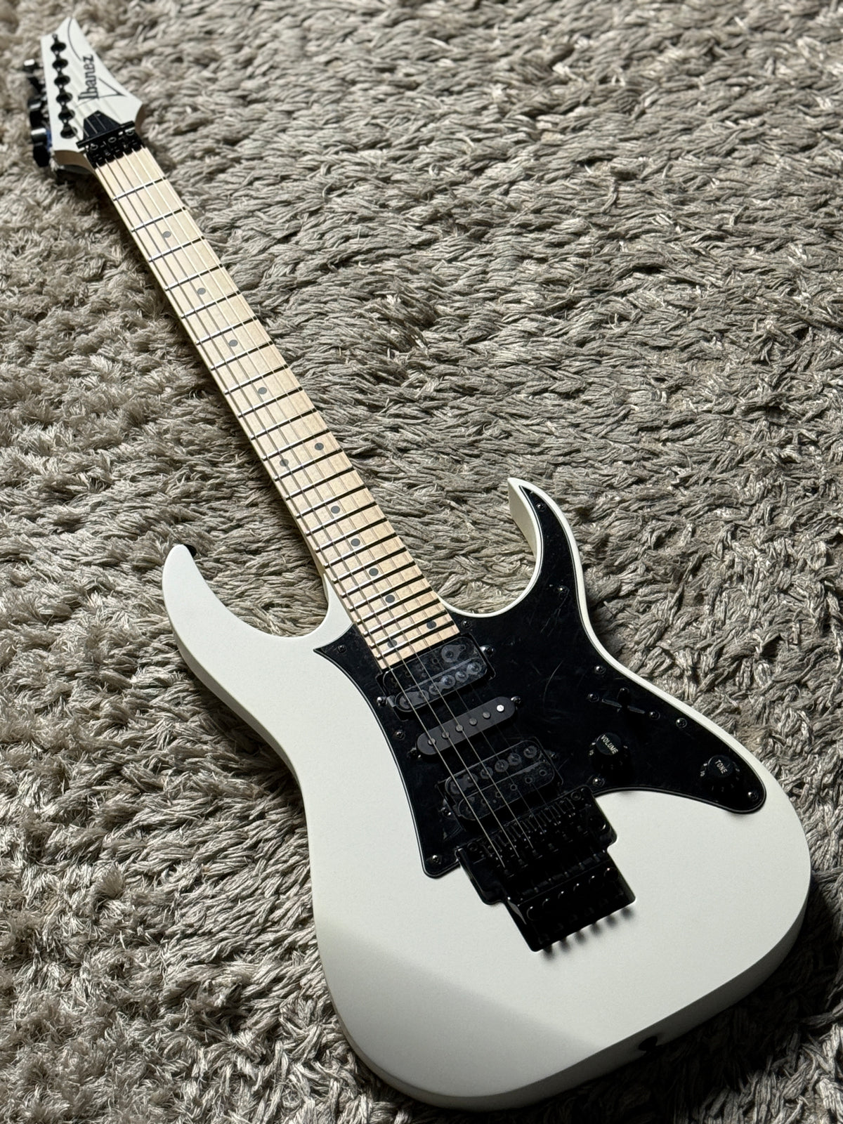 Ibanez RG550-WNF in White Flat