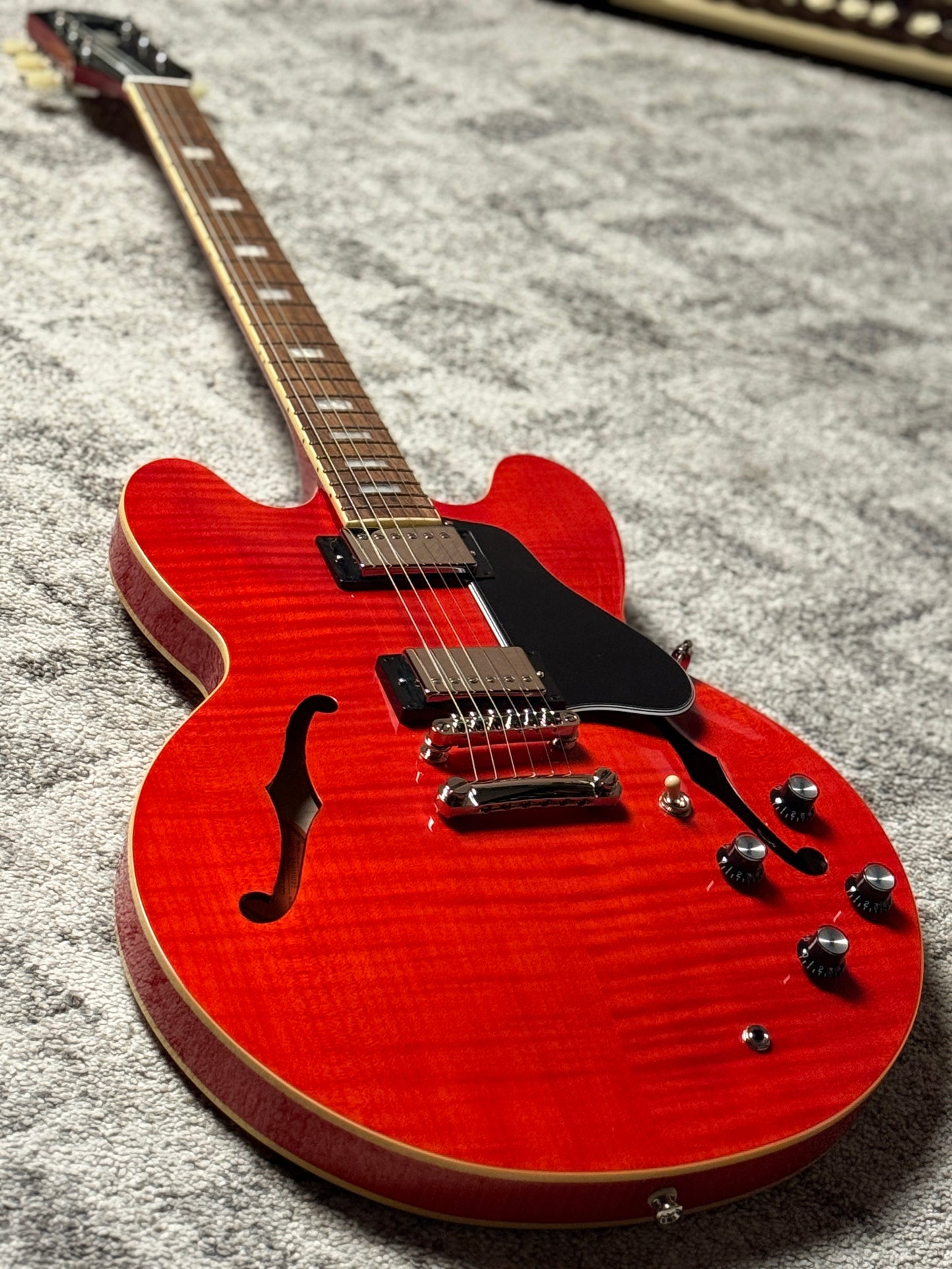 Epiphone ES-335 Figured Semi-Hollow in Sixties Cherry