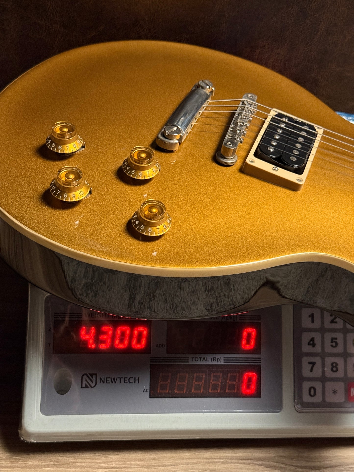 Gibson Slash "Victoria" Les Paul Standard Goldtop Dark Back with Case 225220066