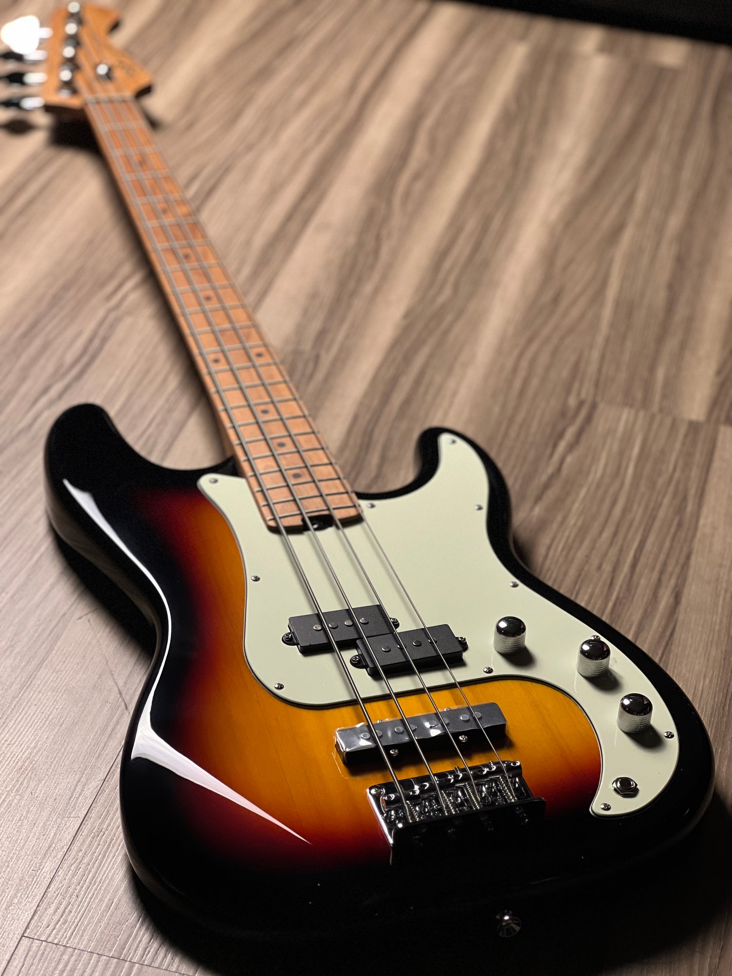 SQOE SPJ600 Roasted Maple Series in 3-Tone Sunburst