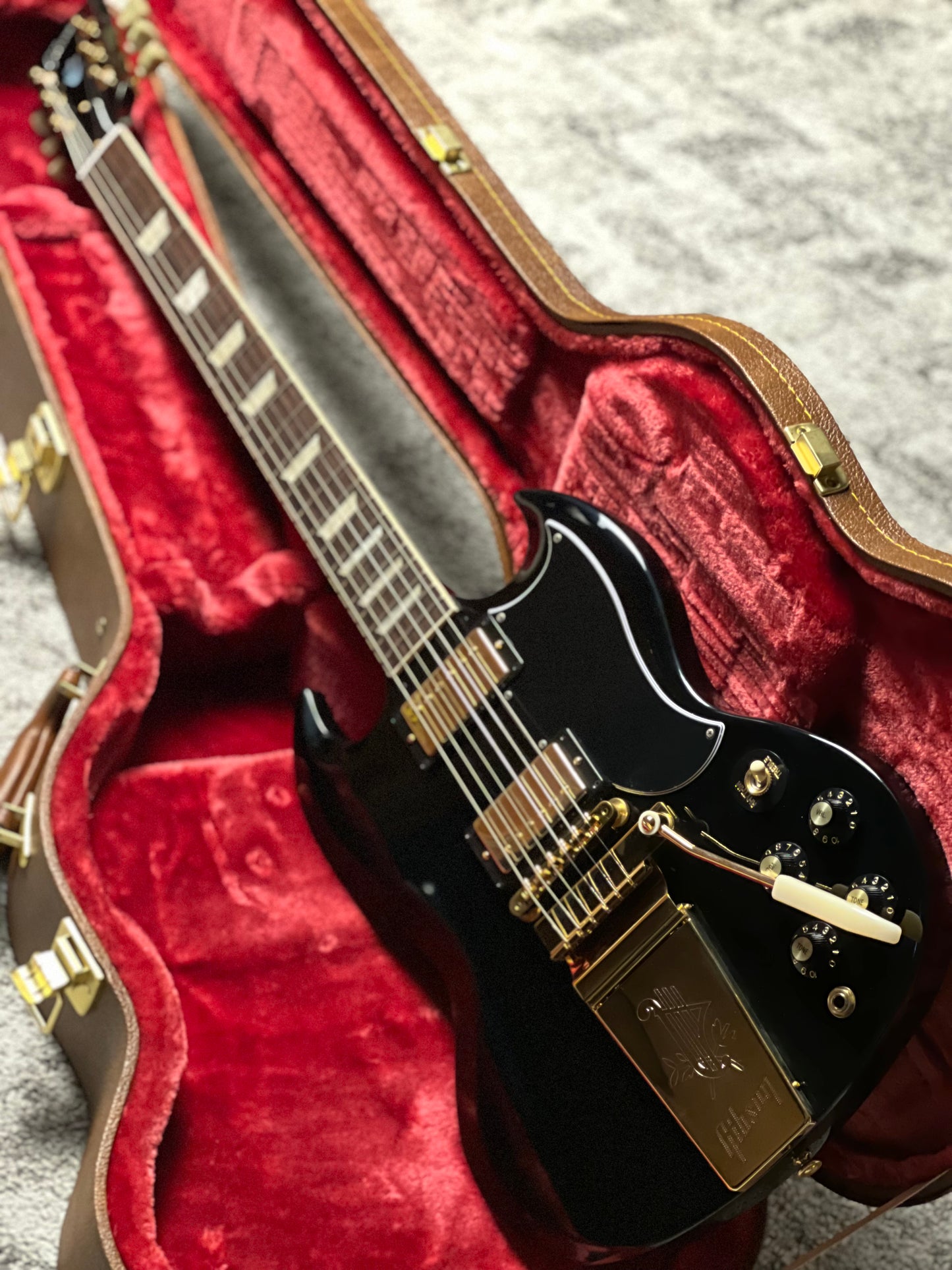 Gibson SG Standard '61 Maestro Vibrola T-Type in Ebony w/Case 232550250