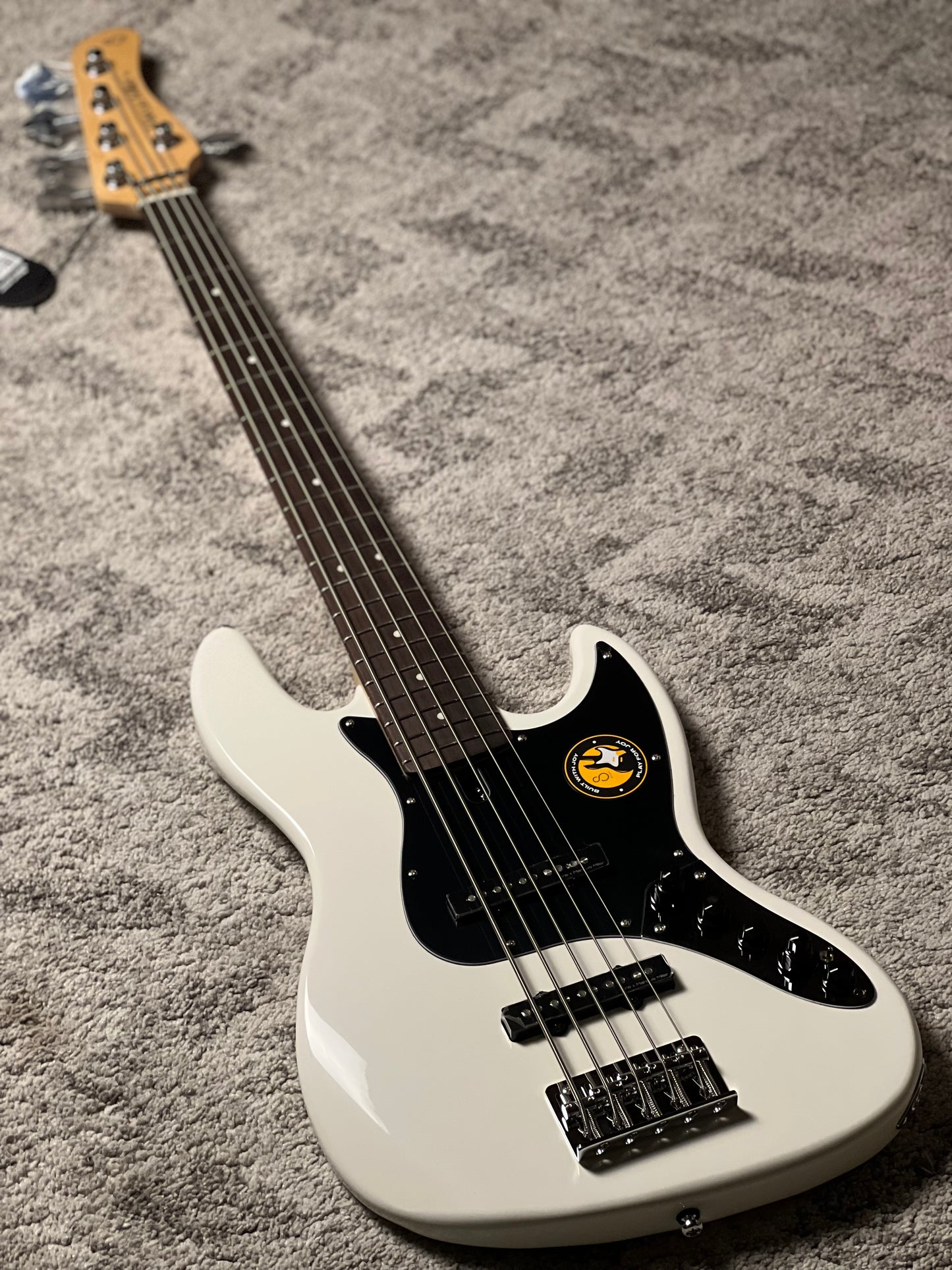 Sire Marcus Miller V3 5-String  2nd Gen in Antique White