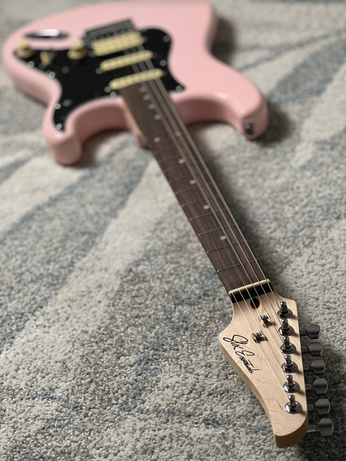 SLX Hawk Classic Essentials 22 HSS with Rosewood FB in Shell Pink
