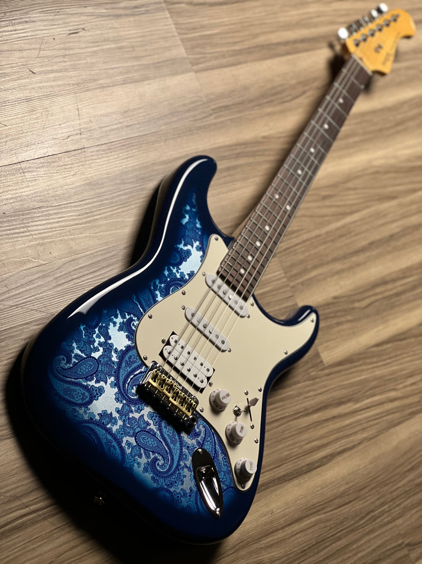 SQOE SEST1100 HSS Custom Shop Series in Blue Paisley Limited Edition with Hardshell Case