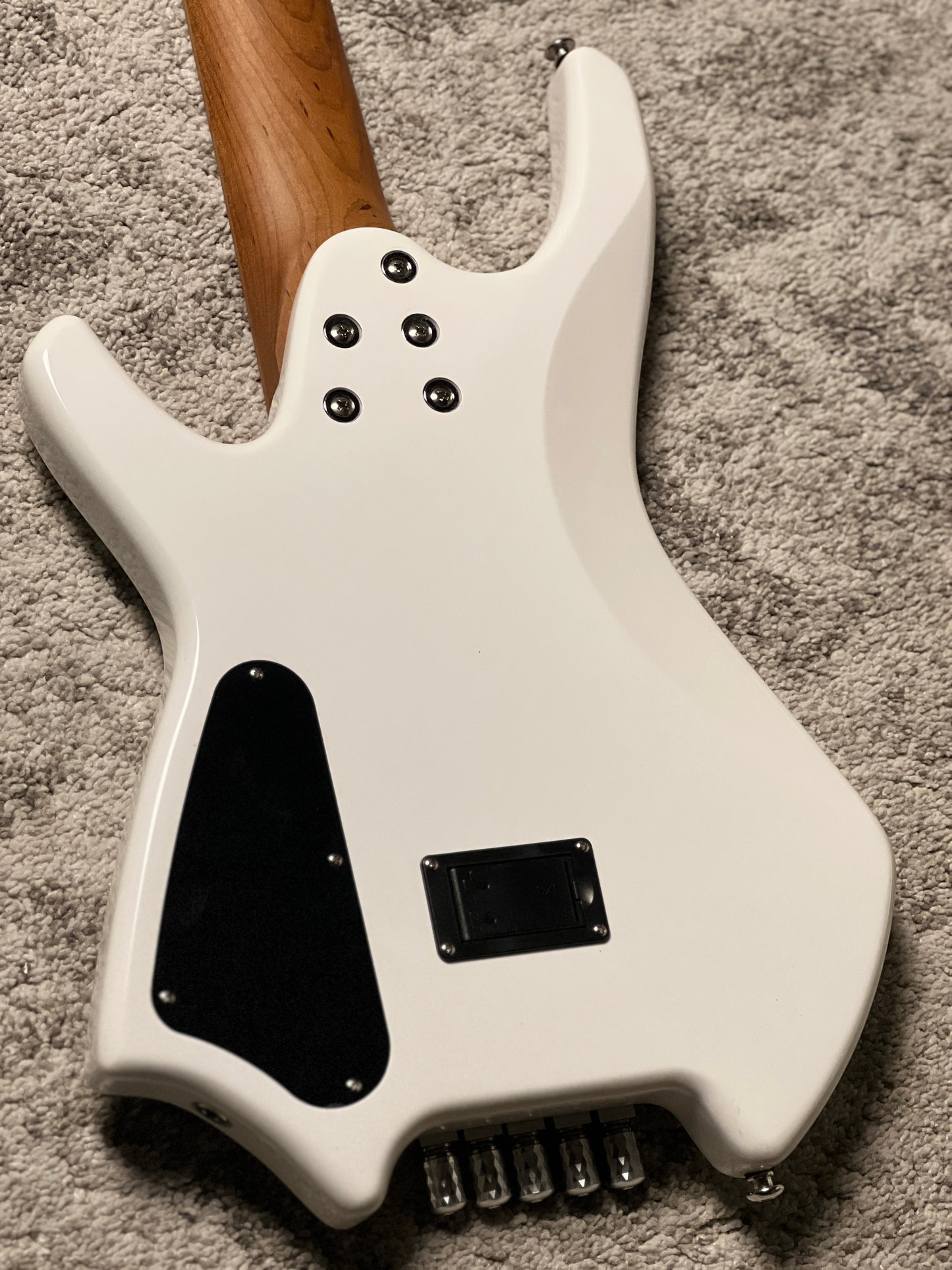 SQOE SBWT750 WH Warrior 5-String Headless Bass in Pearl White