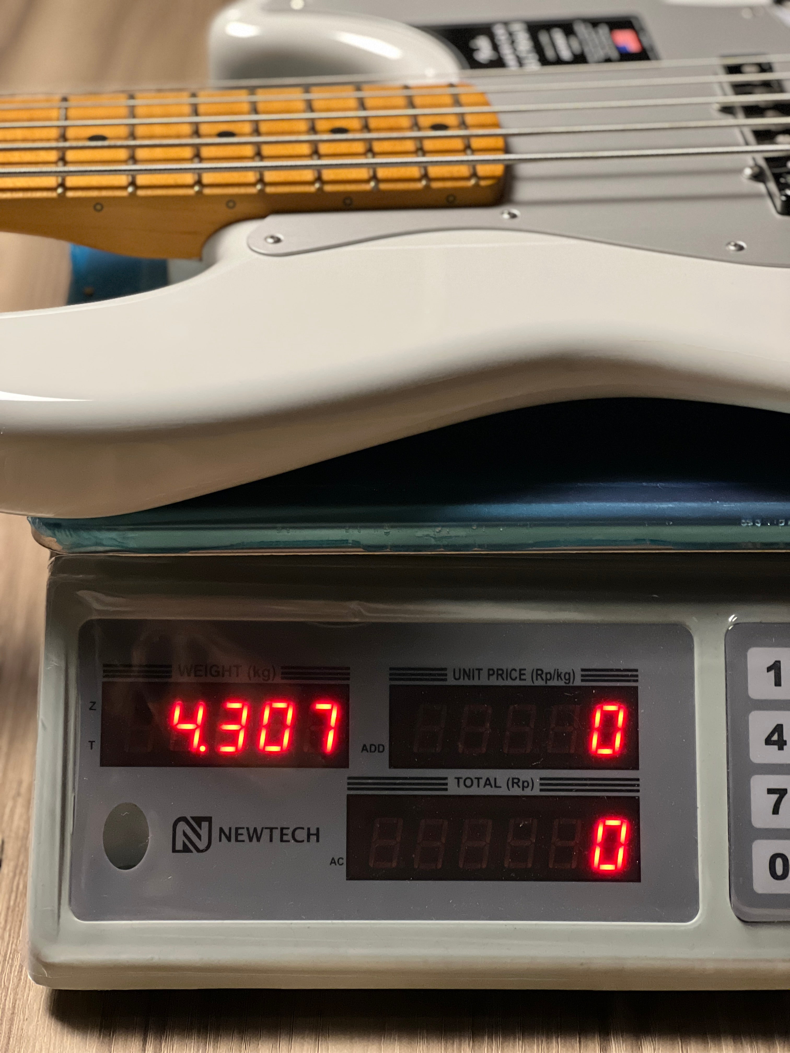 Fender American Ultra II Jazz Bass V with Maple FB in Avalanche
