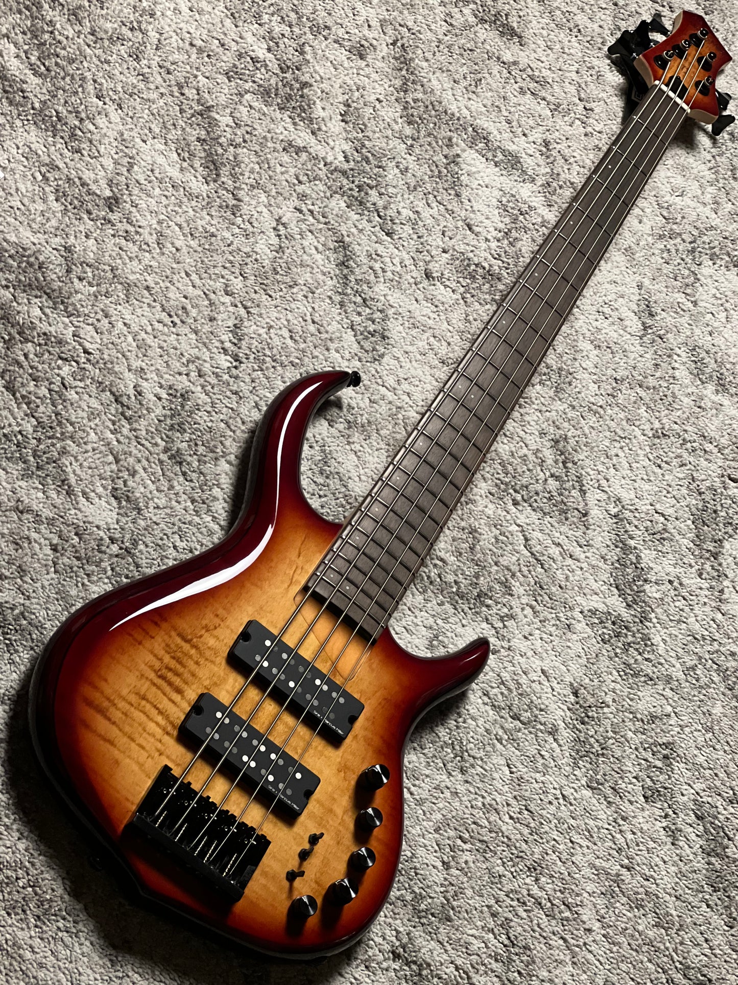 Sire Marcus Miller M7-5 ST 2nd Gen + Solid Flame in Brown Sunburst