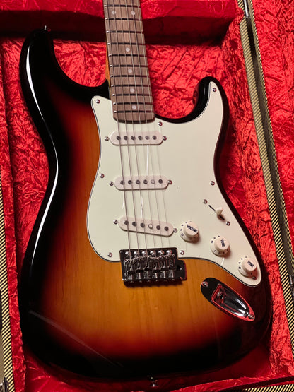 SQOE SEST1002 SB SSS Custom Shop Series in 3-Tone Sunburst Limited Edition with Hardshell Case