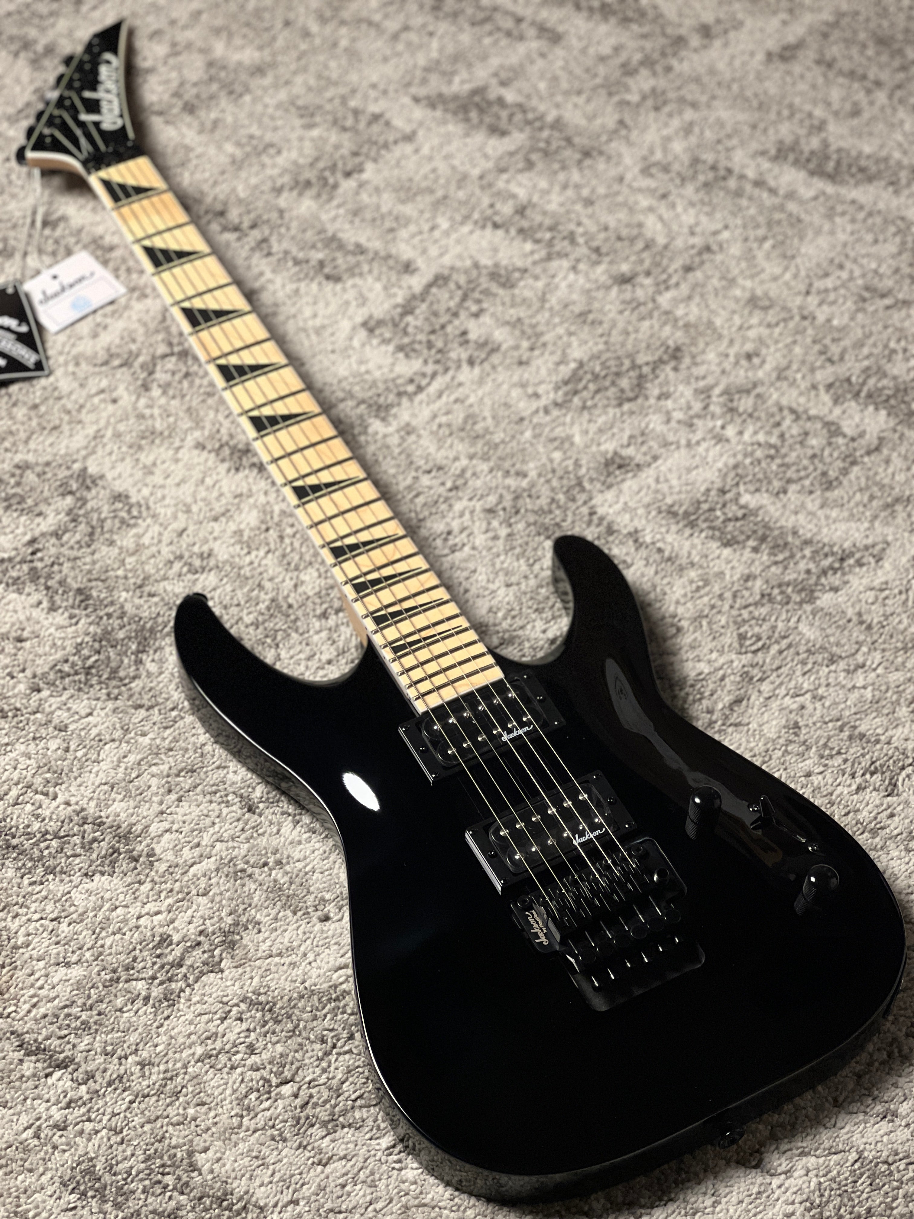 【ジャンク】JACKSON ( ジャクソン ) JS32 Dinky DKA-M Jackson Guitarra elétrica JS32 Dinky DKA-M branca : Amazon.com.br
