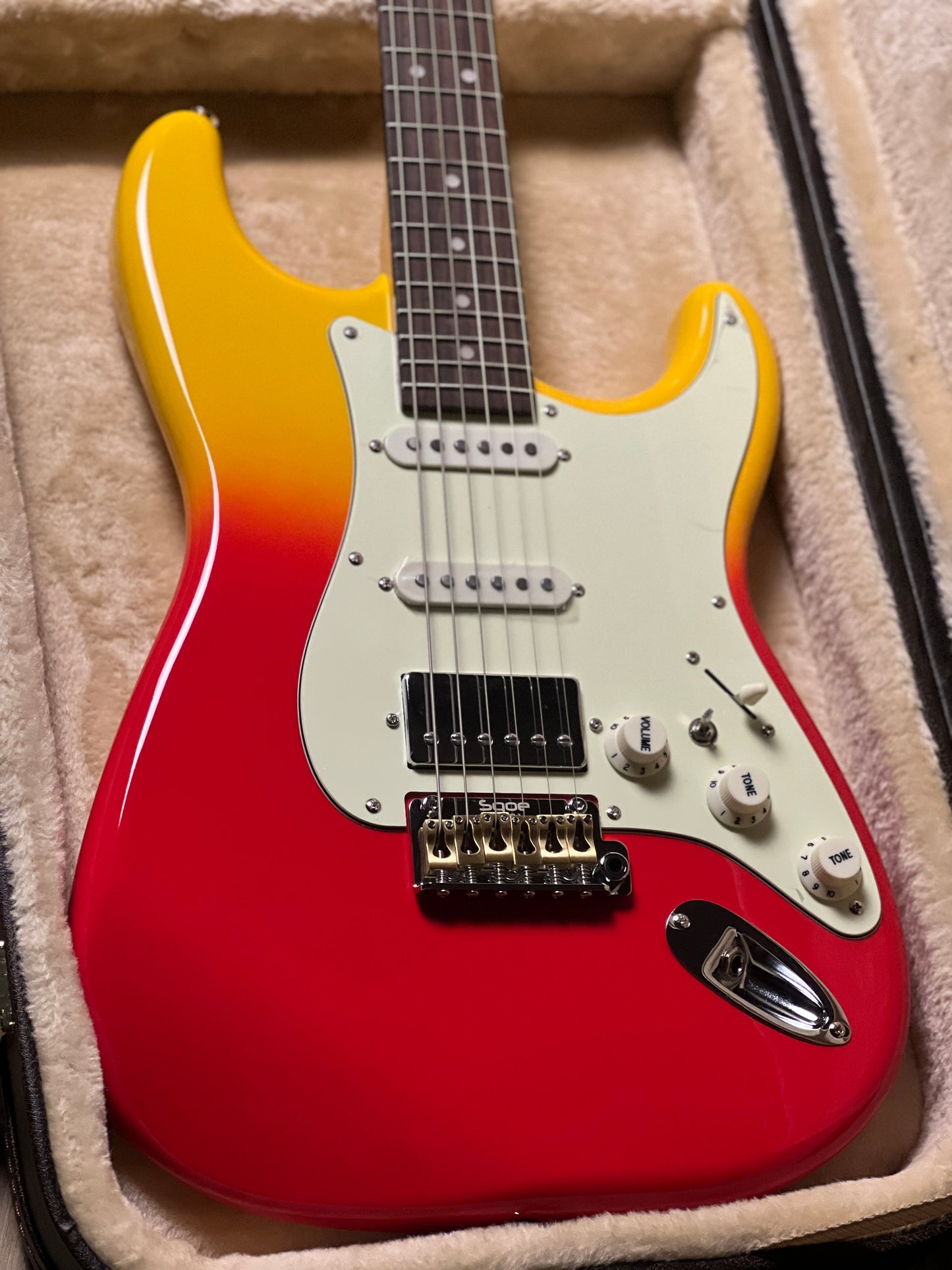 SQOE SEST1001 HSS Custom Shop Series in Tequila Sunrise Limited Edition with Hardshell Case