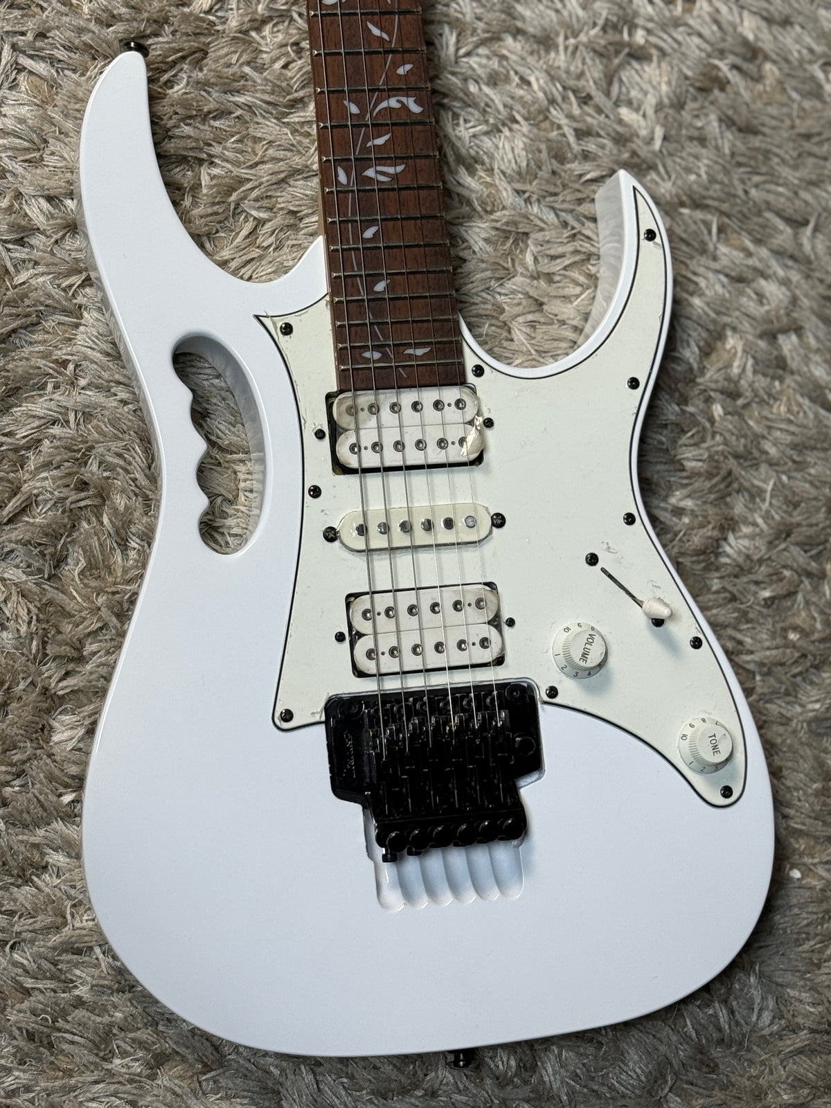 Ibanez Steve Vai JEM-JR in White I260607598 (USED)