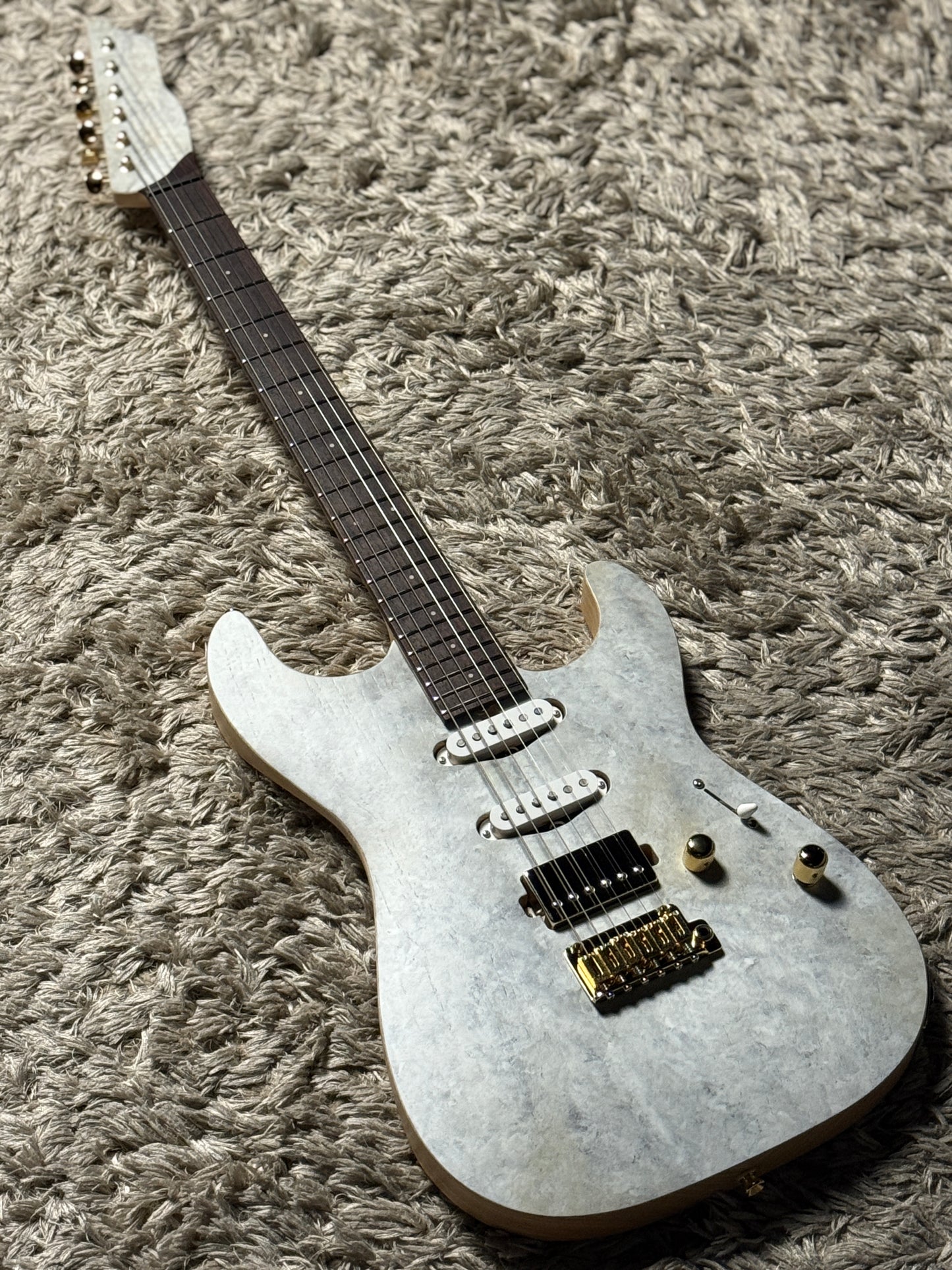 Saito S-622 SSH with Rosewood and Gold Hardware in White Granite 253033