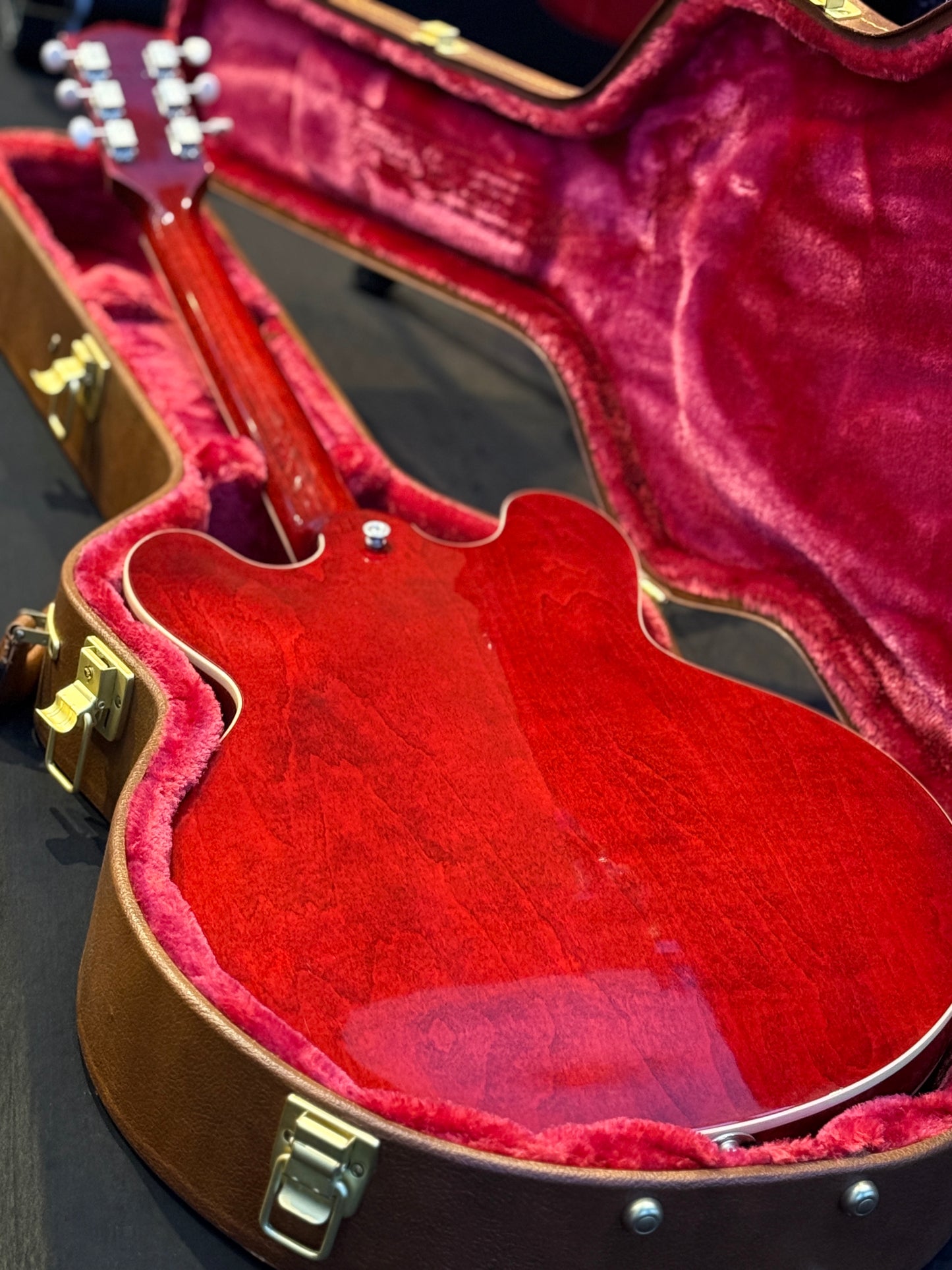 Gibson ES-330 in Sixties Cherry  with case