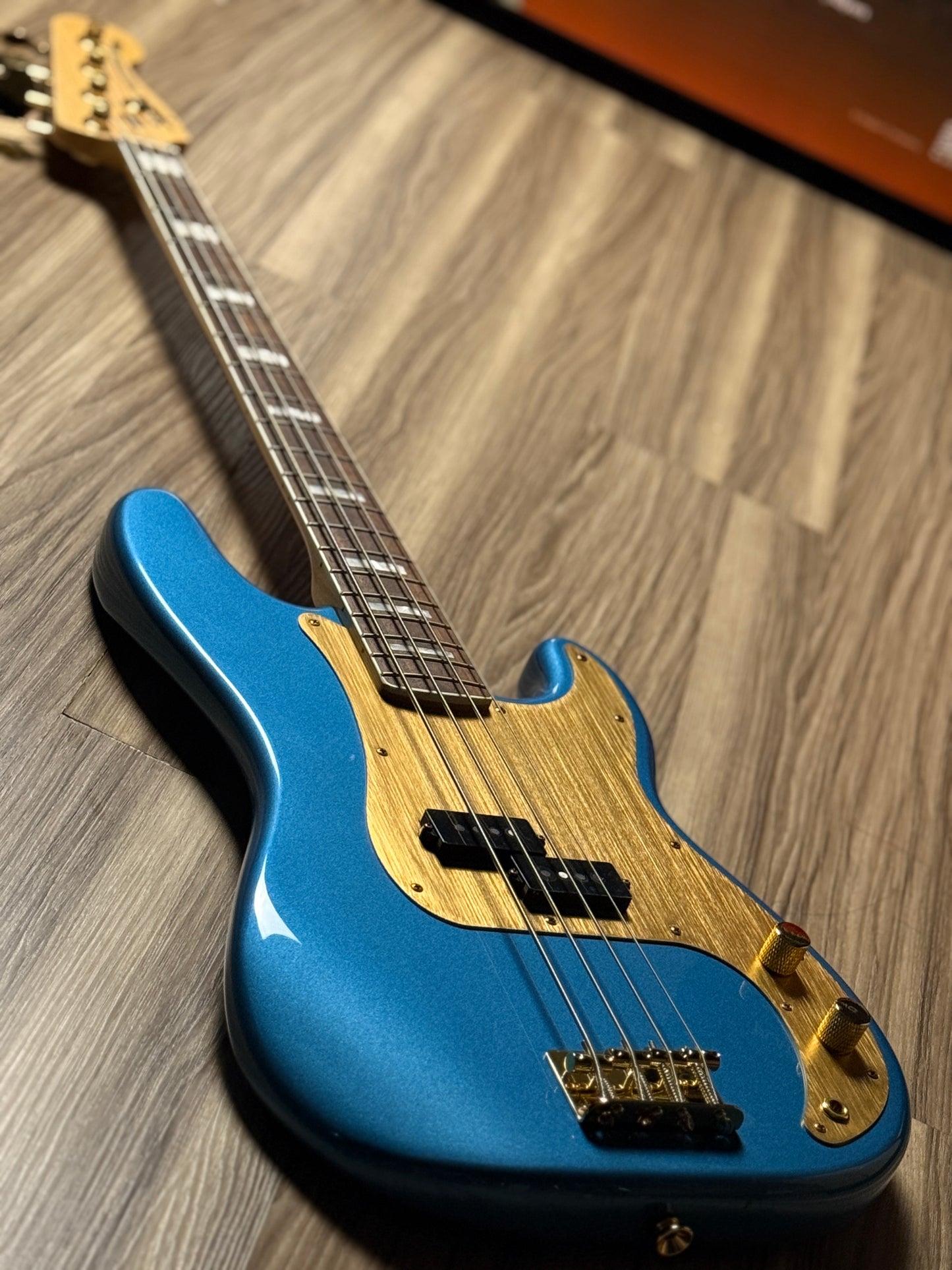 Squier 40th Anniversary Gold Edition Precision Bass in Lake Placid Blue (USED) ISSF22003756