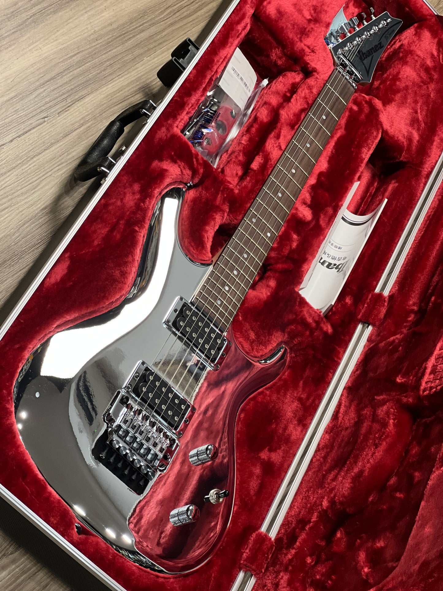 Ibanez JS3CR Joe Satriani Signature w/Case In Chrome Boy F2333534