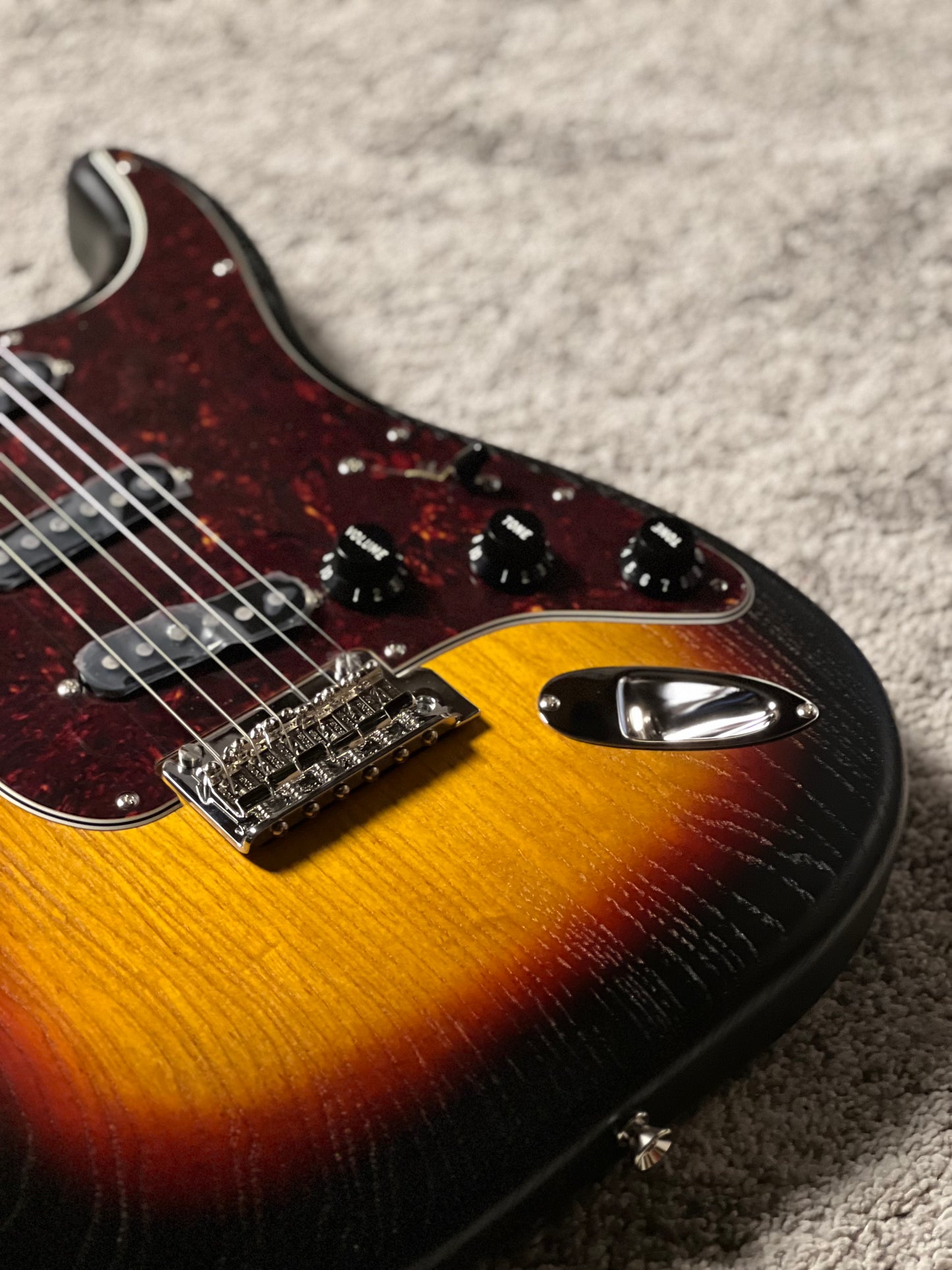 Fender MIJ Limited Stratocaster with RW FB in Raw Ash 3-Color Sunburst JD25011586