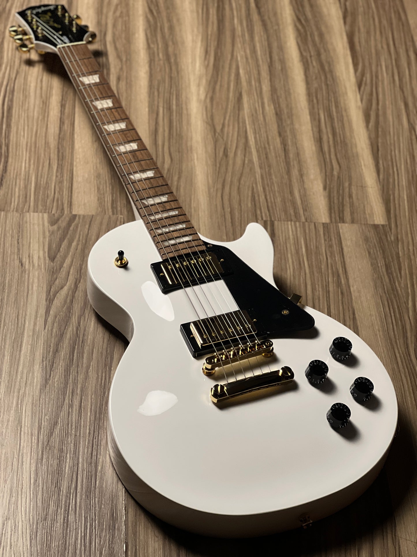 Epiphone Les Paul Studio in Alpine White w/Gold Hardware