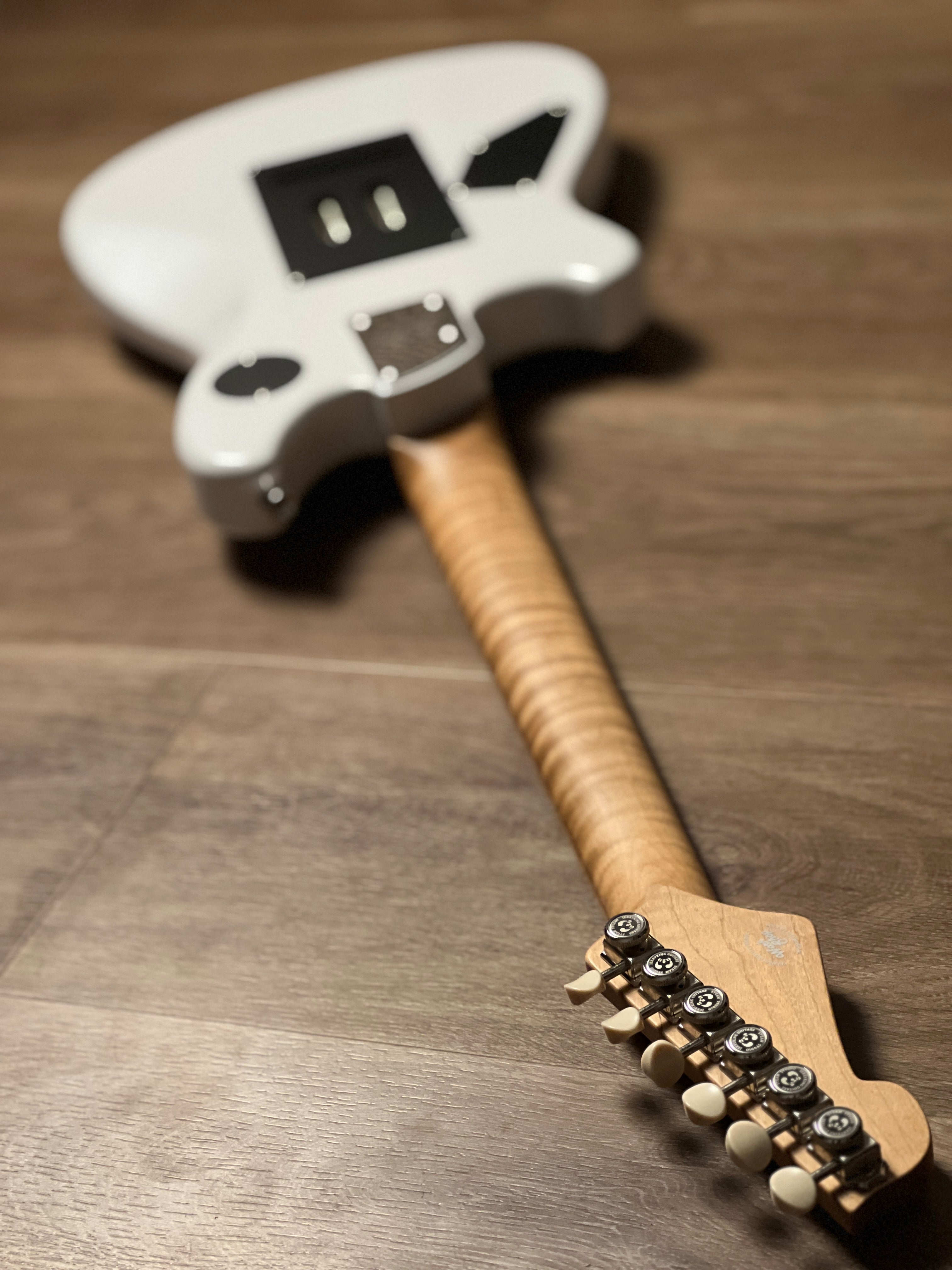 Aguda Jerry King Cigar 1981 in Vintage White – nafiriguitar.com