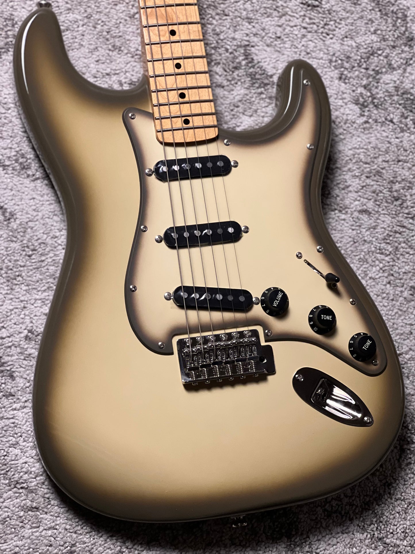 Squier FSR Classic Vibe 70s Stratocaster w/Black Pickguard in Antigua Burst