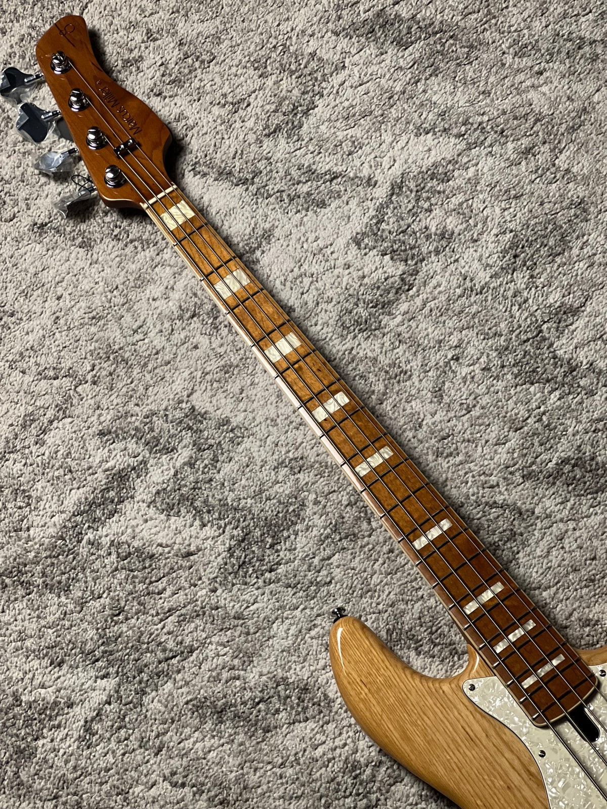 Sire Marcus Miller V8 SWAMP ASH 4 String in Natural w/Bag