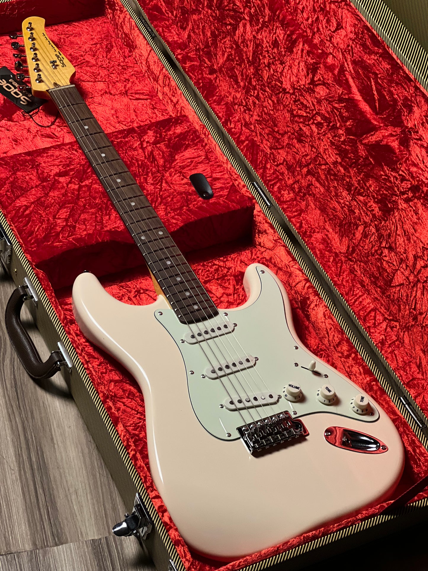 SQOE SEST1002 WH SSS Custom Shop Series in Olympic White Limited Edition with Hardshell Case