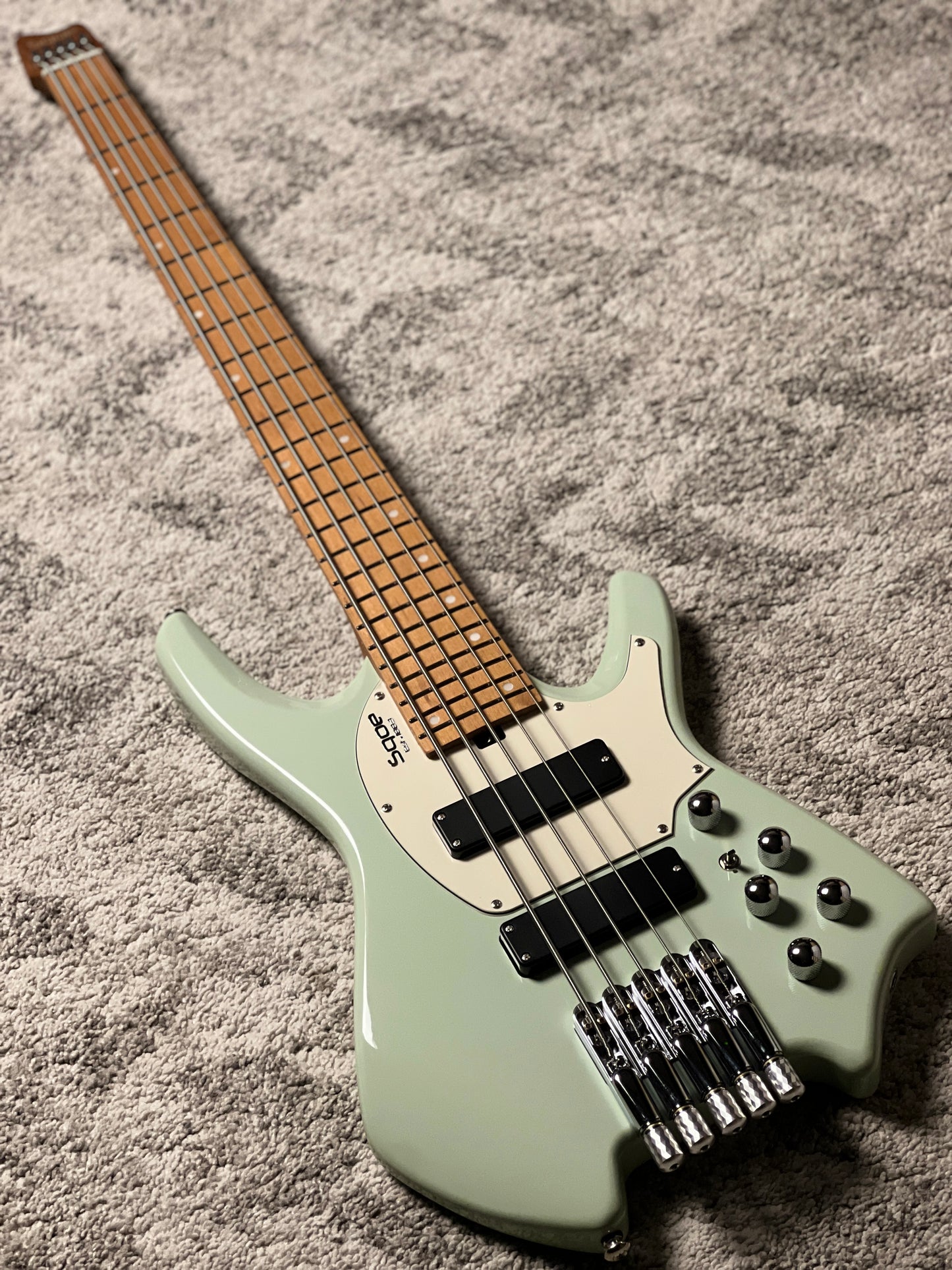 SQOE SBWT750 GR Warrior 5-String Headless Bass in Surf green