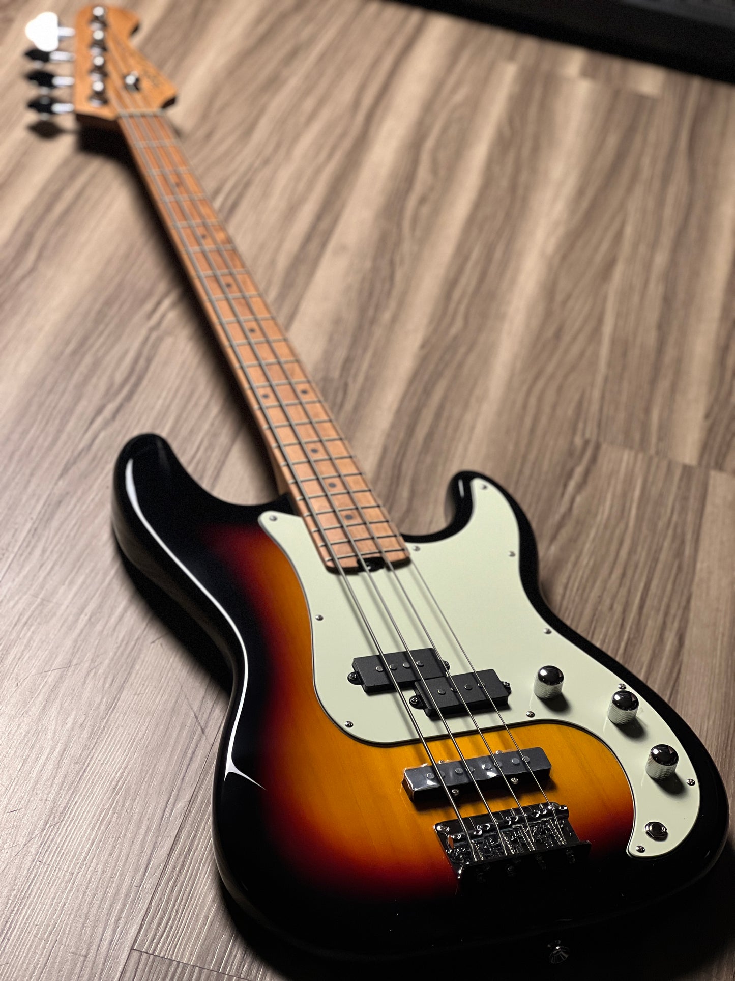 SQOE SPJ600 Roasted Maple Series in 3-Tone Sunburst