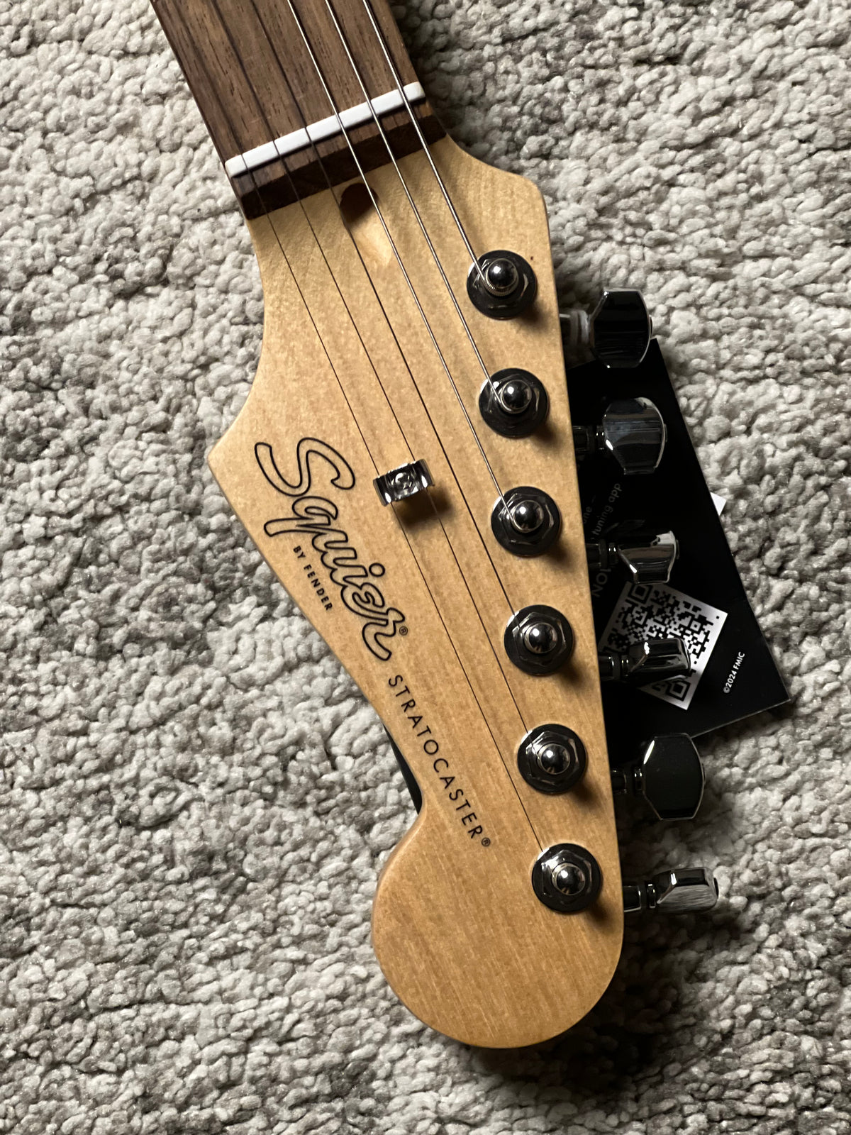 Squier Debut Series Stratocaster HSS with Laurel FB in 2 Tone Sunburst