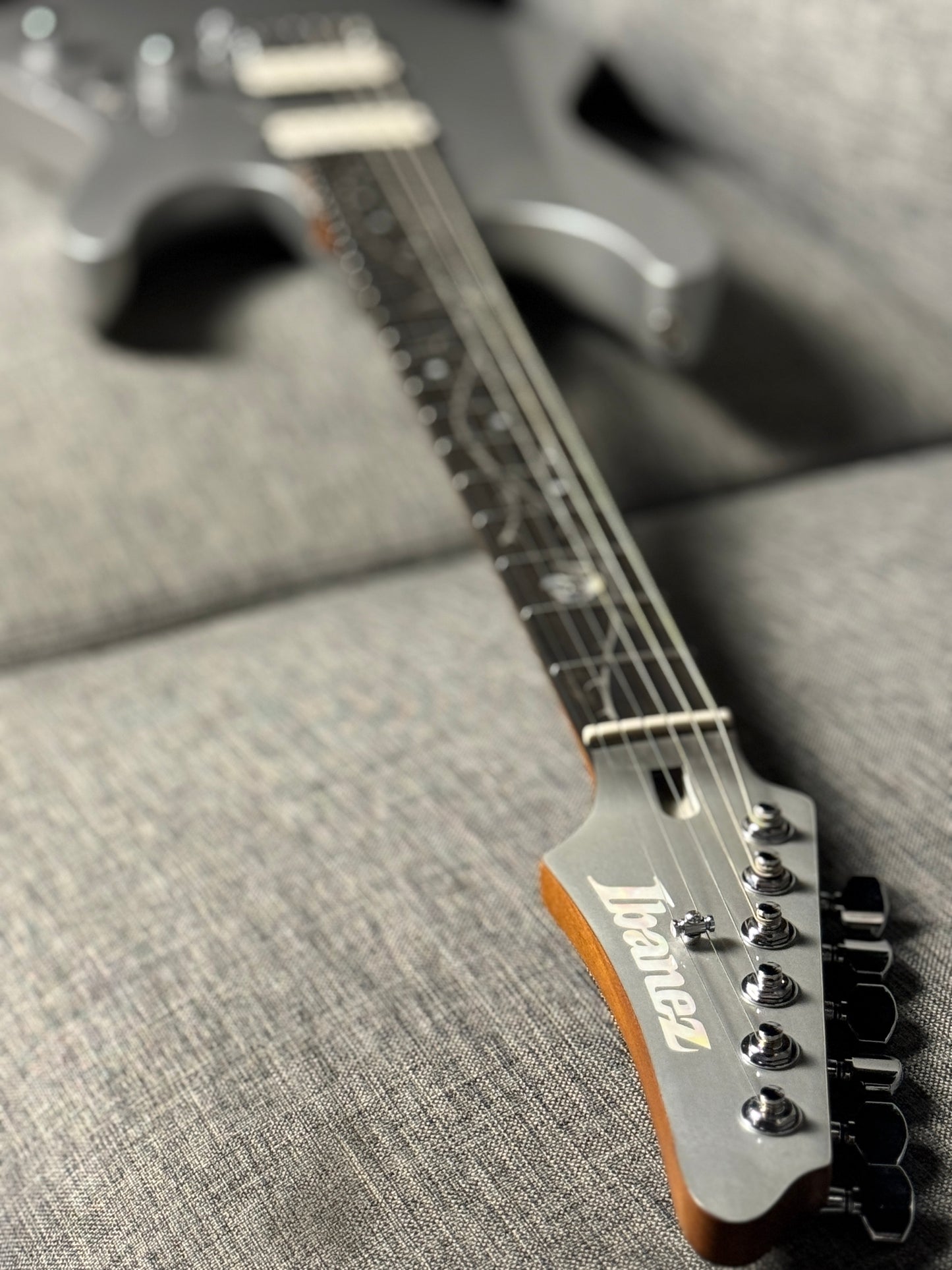 กีตาร์ไฟฟ้า Ibanez TOD10 Tim Henson Signature สีเงินคลาสสิก