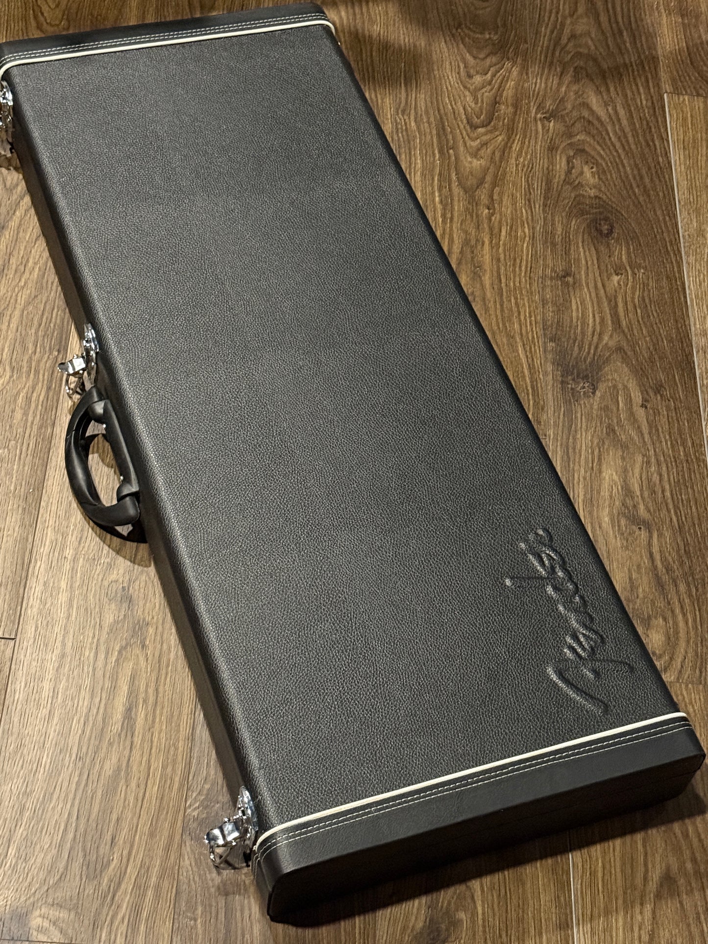 Fender Jaguar/Jazzmaster Wooden Case in Black (Fit for Jaguar or Jazzmaster)