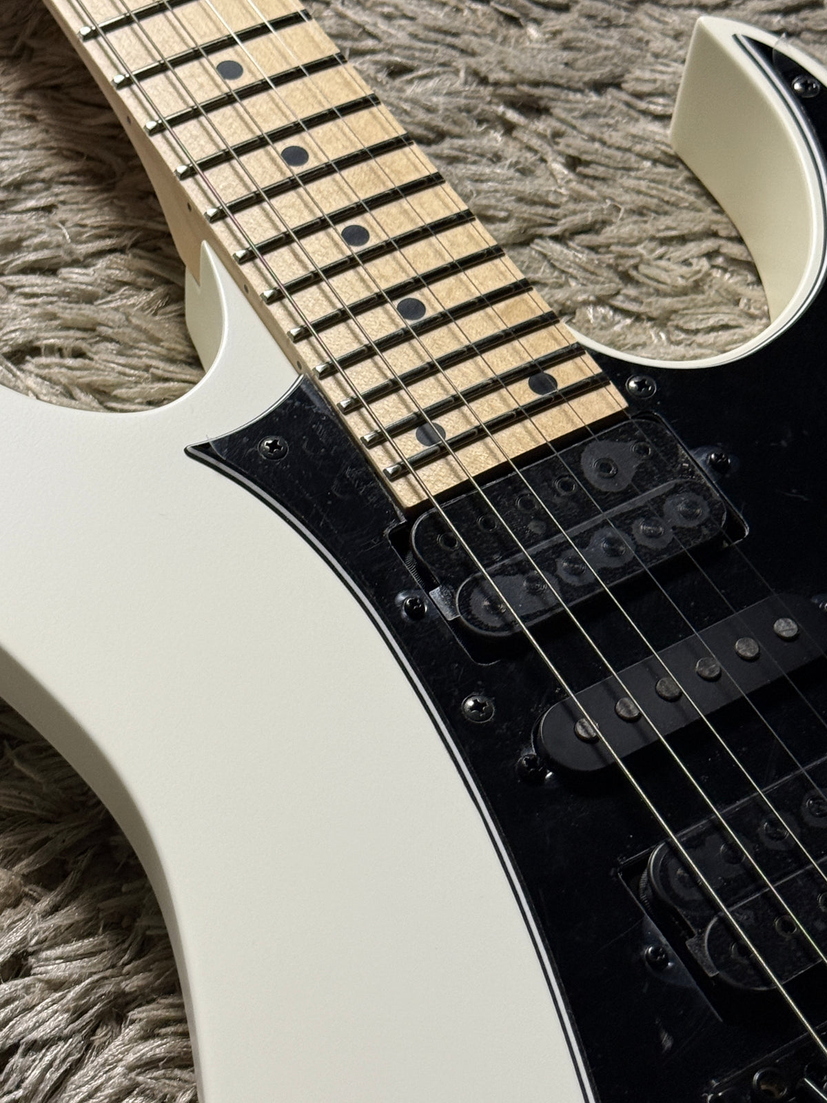 Ibanez RG550-WNF in White Flat