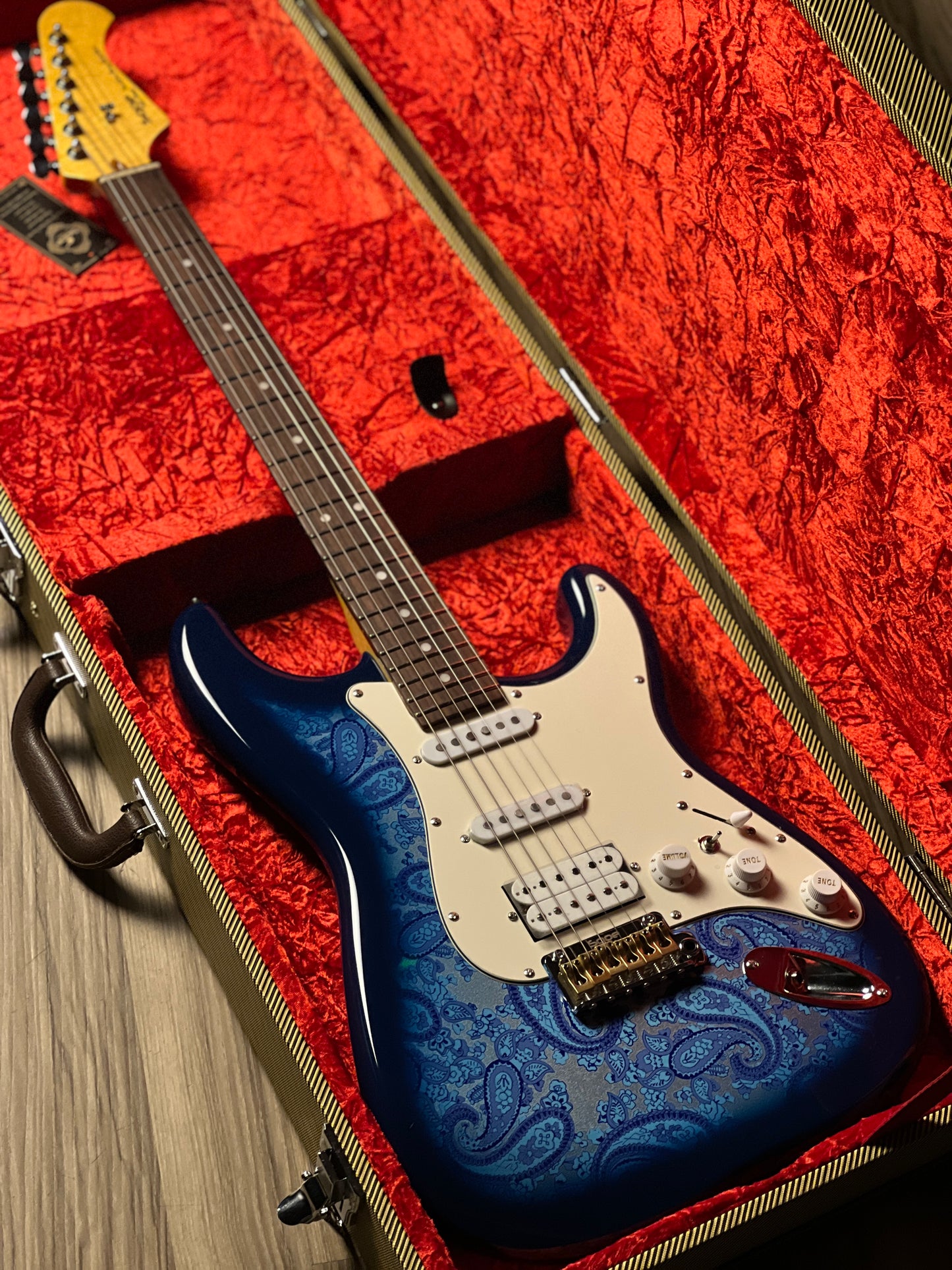 SQOE SEST1100 HSS Custom Shop Series in Blue Paisley Limited Edition with Hardshell Case