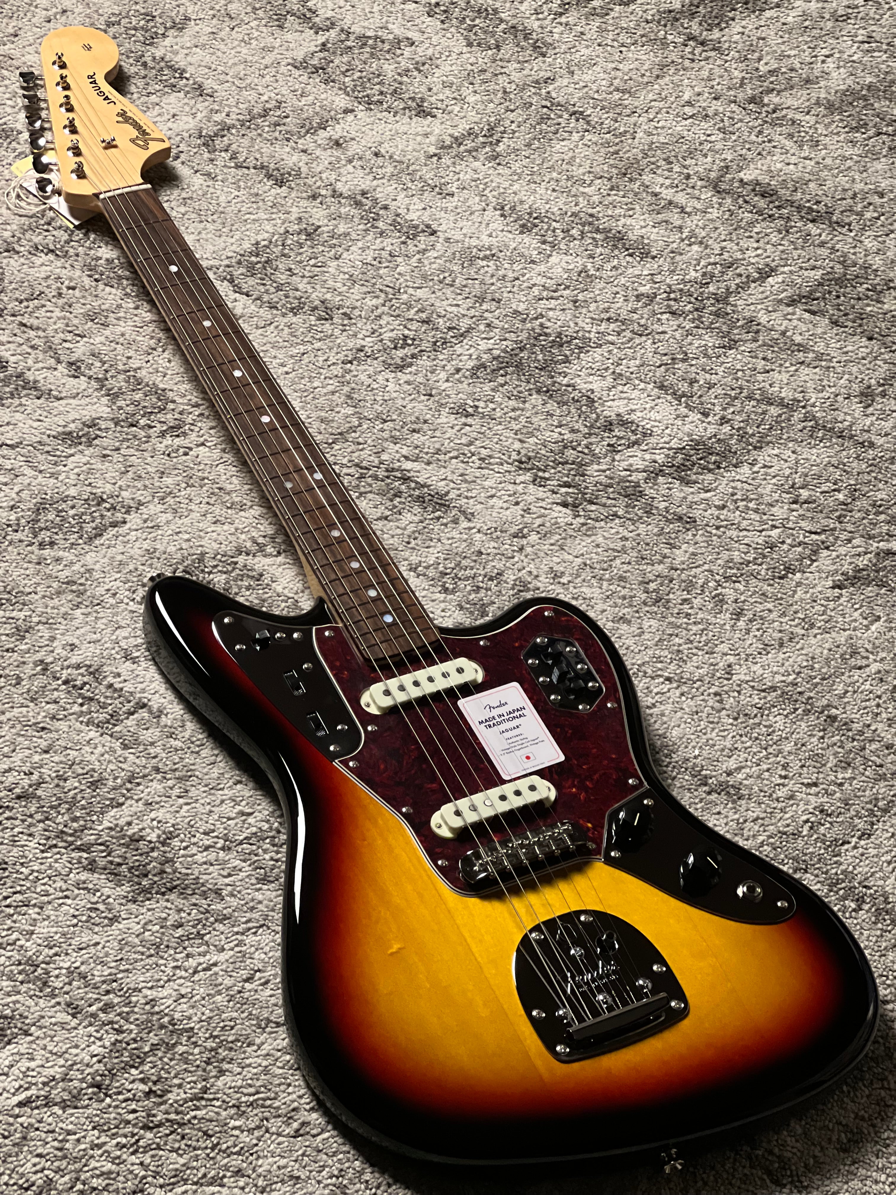 Fender Japan Jaguar フェンダージャパン　サンバースト Fender Japan Traditional 60s Jaguar with RW FB in 3-Color Sunburst