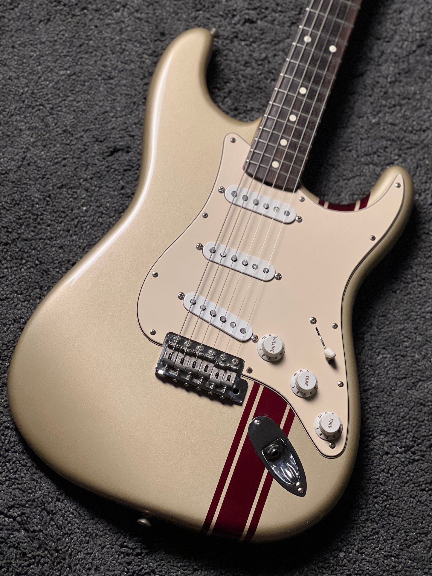 Fender John Mayer Signature Stratocaster Shoreline Gold with Burgundy Racing Stripe SE01716 (USED)