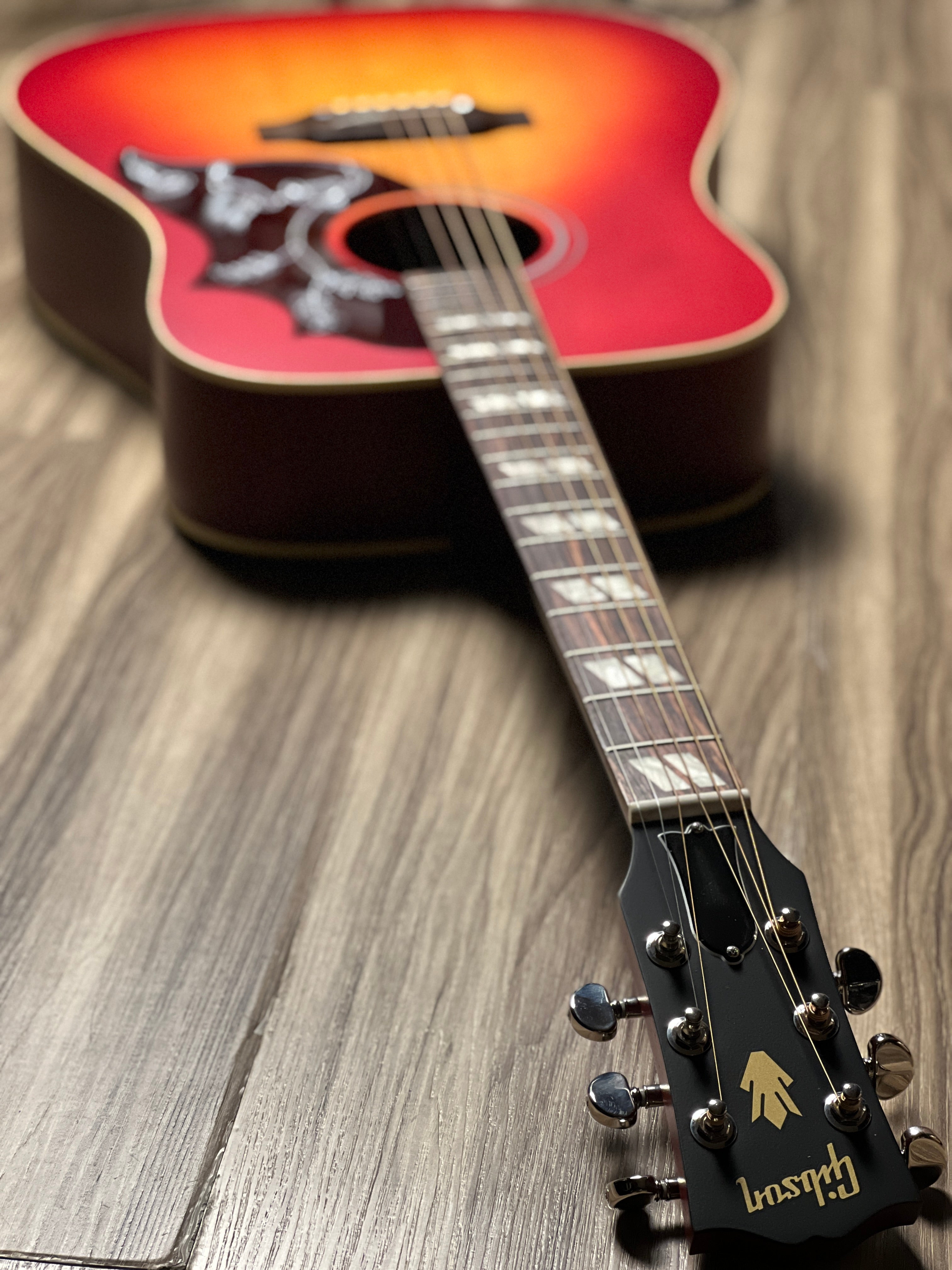 Gibson Hummingbird Special Satin in Vintage Cherry Sunburst w