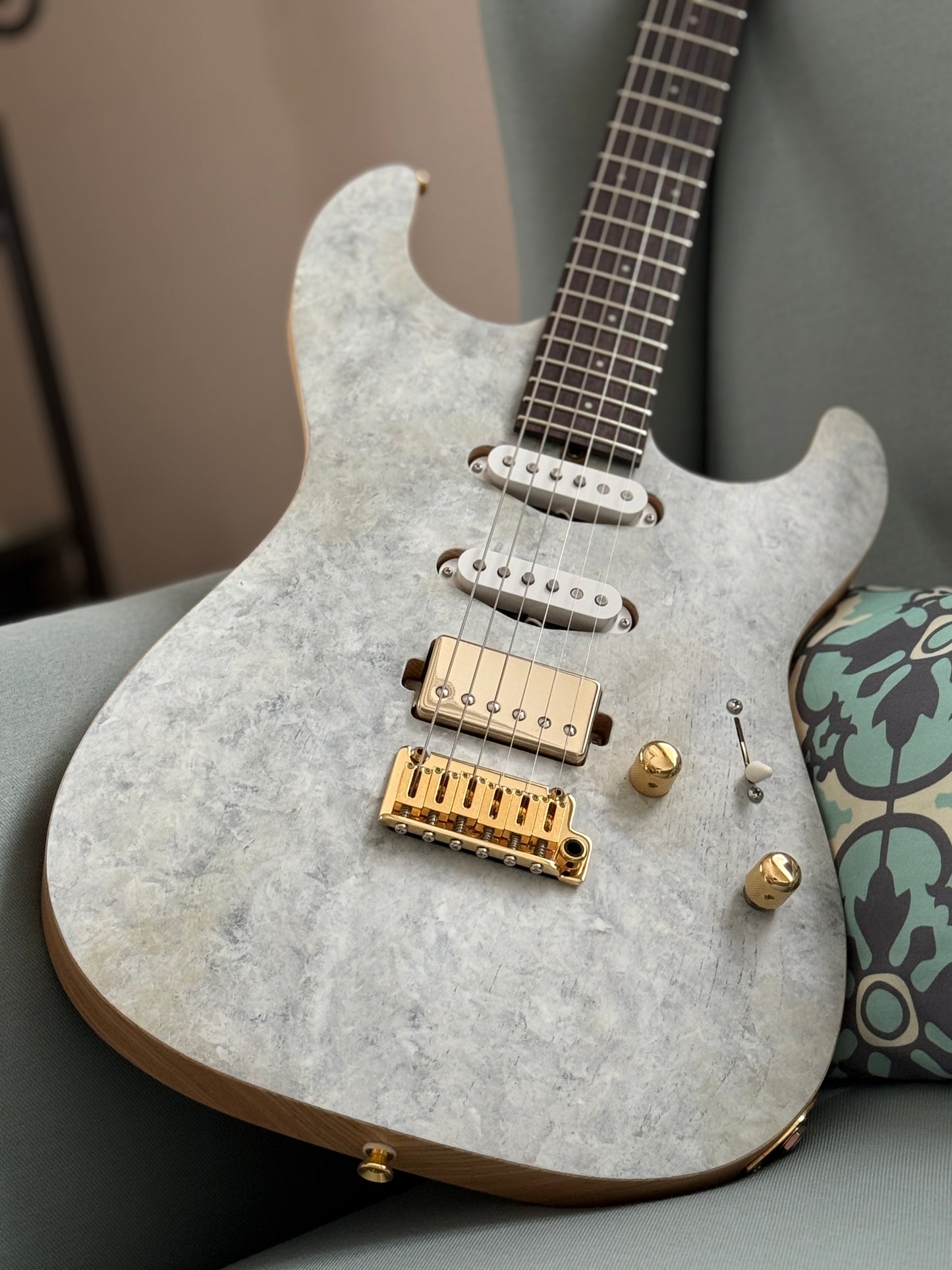 Saito S-622 SSH with Rosewood and Gold Hardware in White Granite 253033