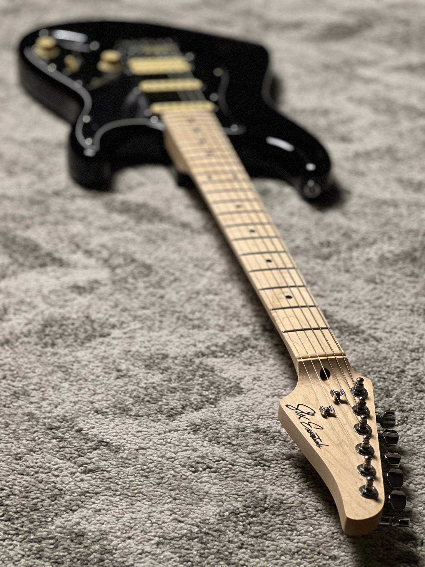 SLX Hawk Classic Essentials 22 HSS with Maple FB in Black