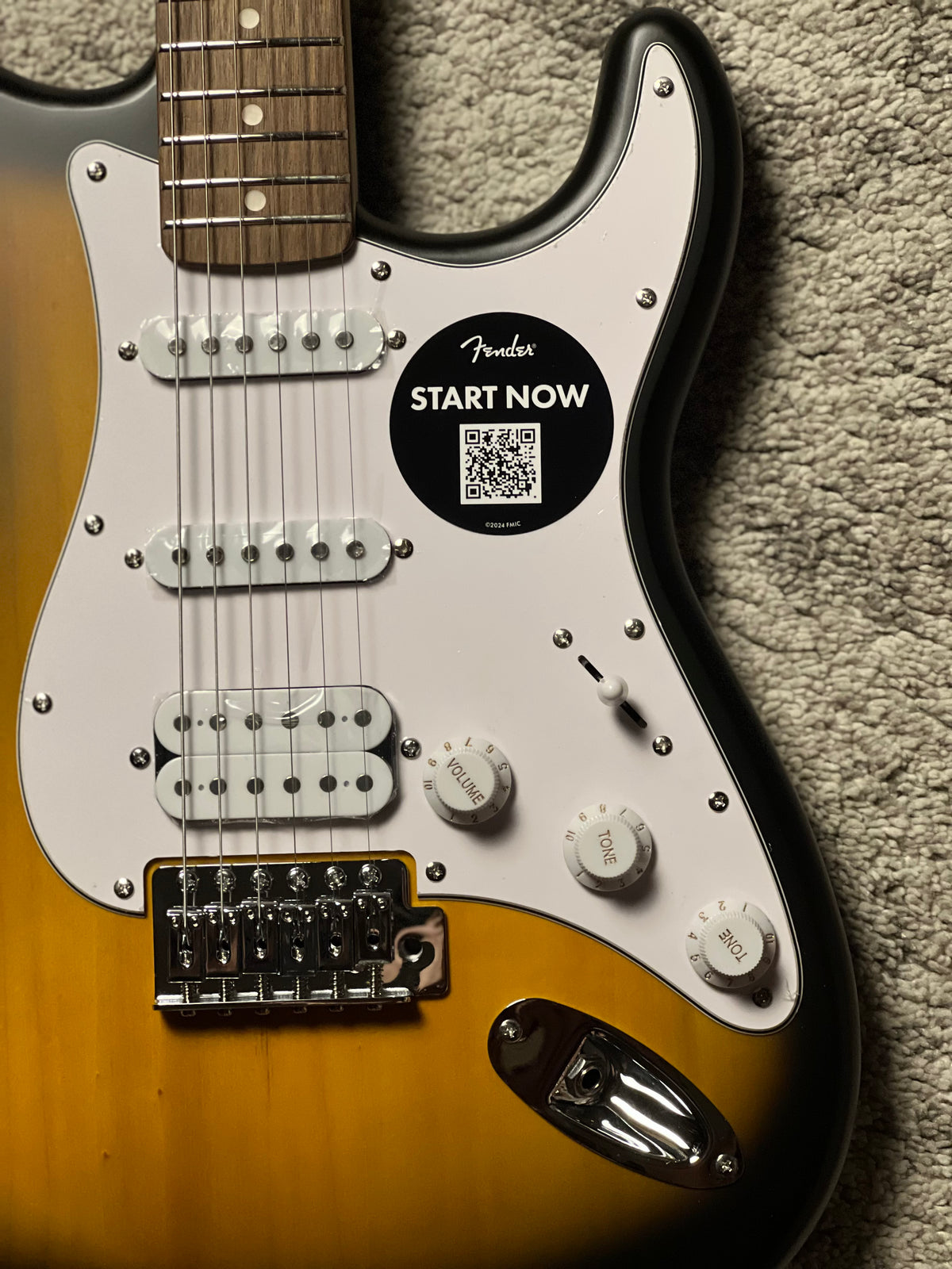 Squier Debut Series Stratocaster HSS with Laurel FB in 2 Tone Sunburst