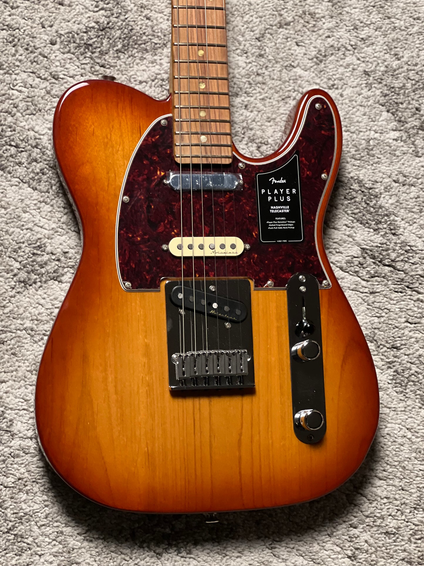 Fender Player Plus Nashville Telecaster with Pau Ferro FB in Sienna Sunburst